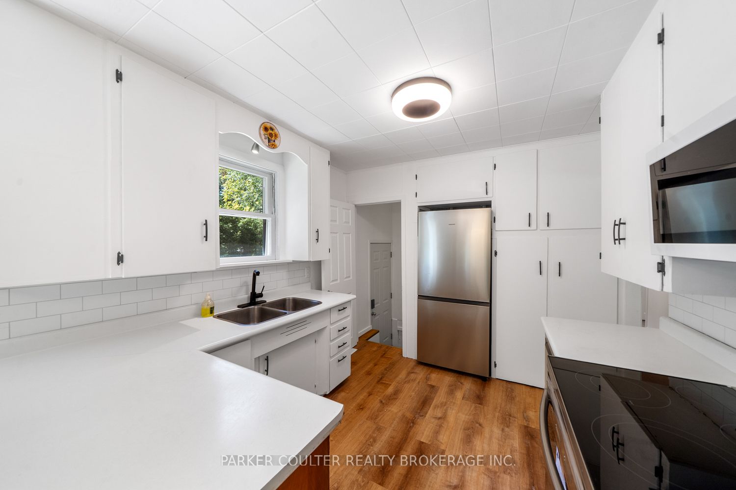 85 Evans Avenue W Property Photo 14