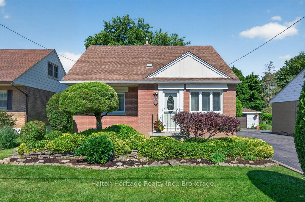 476 East 37th Street Property Photo 1