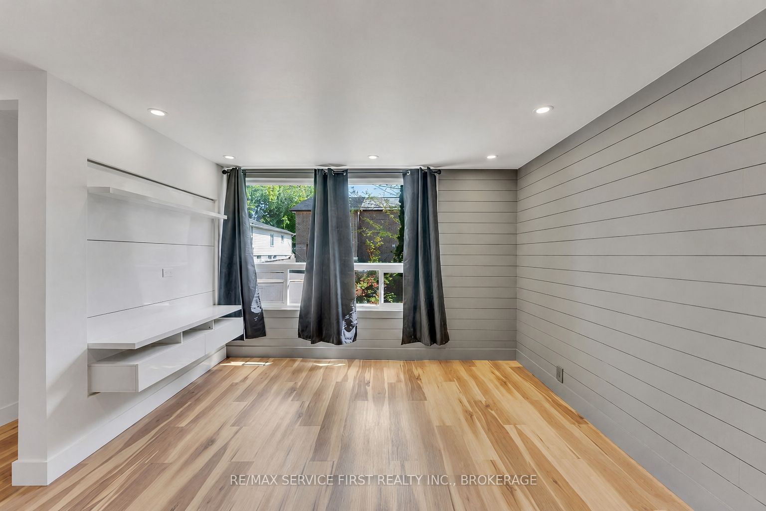211 Raglan Road Property Photo 2