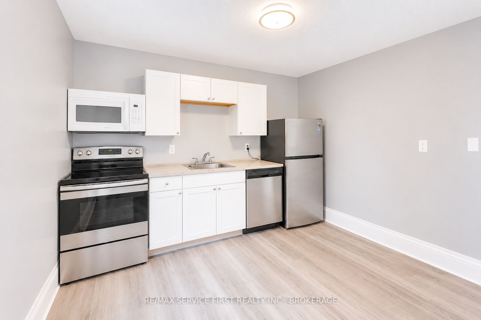 211 Raglan Road Property Photo 5
