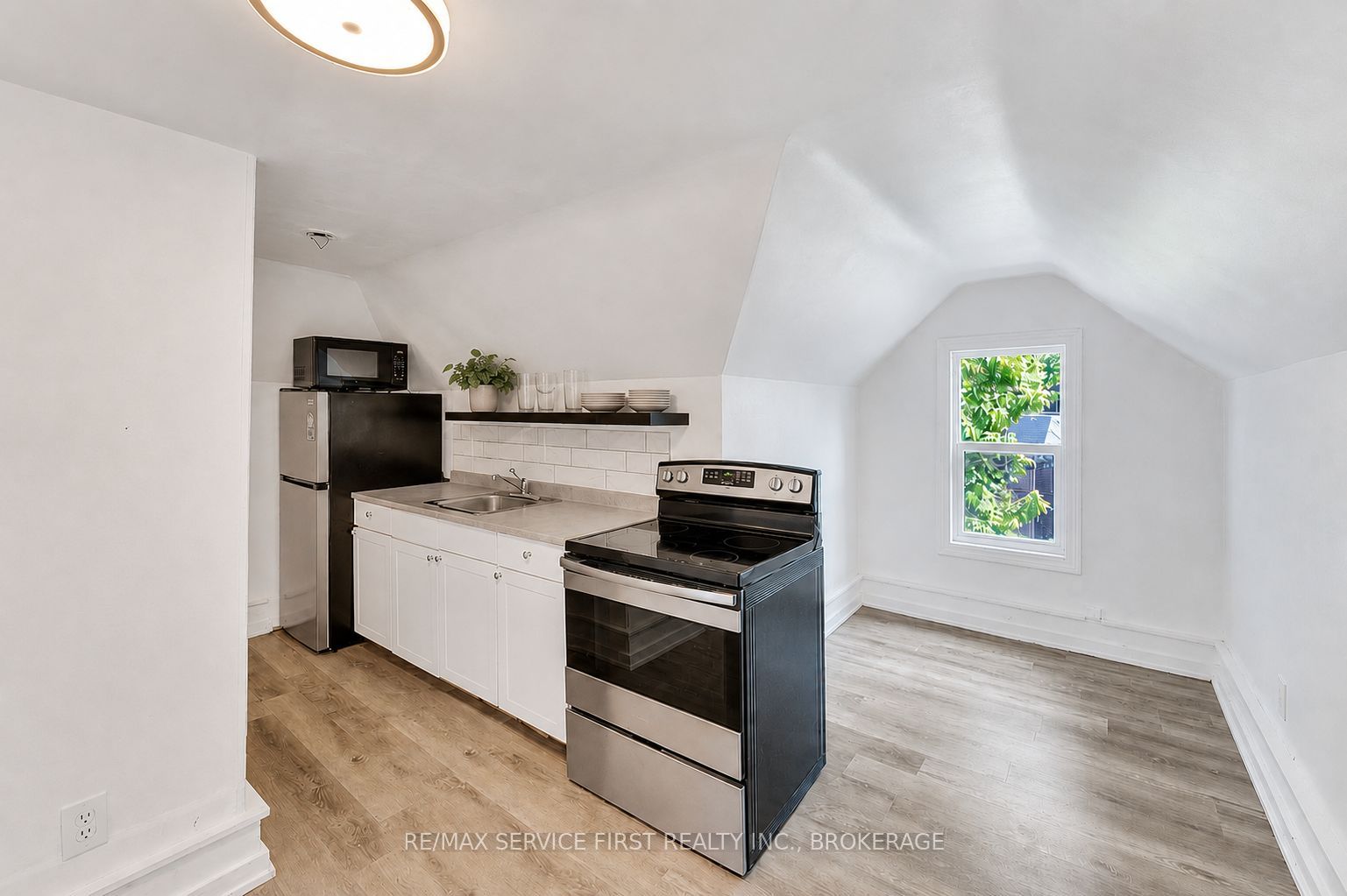 211 Raglan Road Property Photo 11