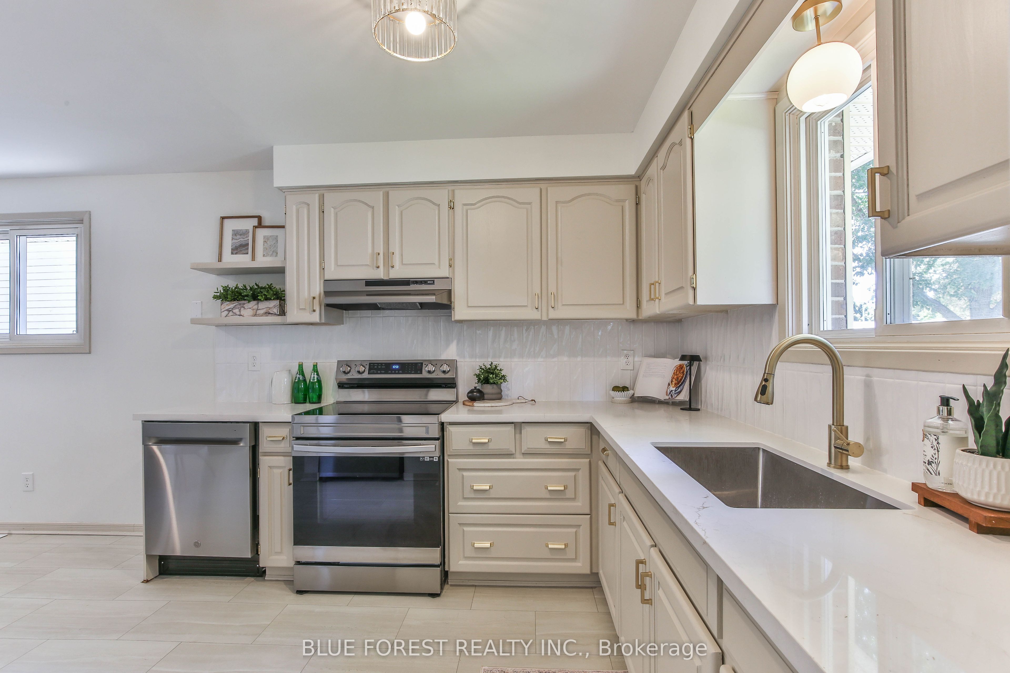 71 Rosamond Crescent Property Photo 12