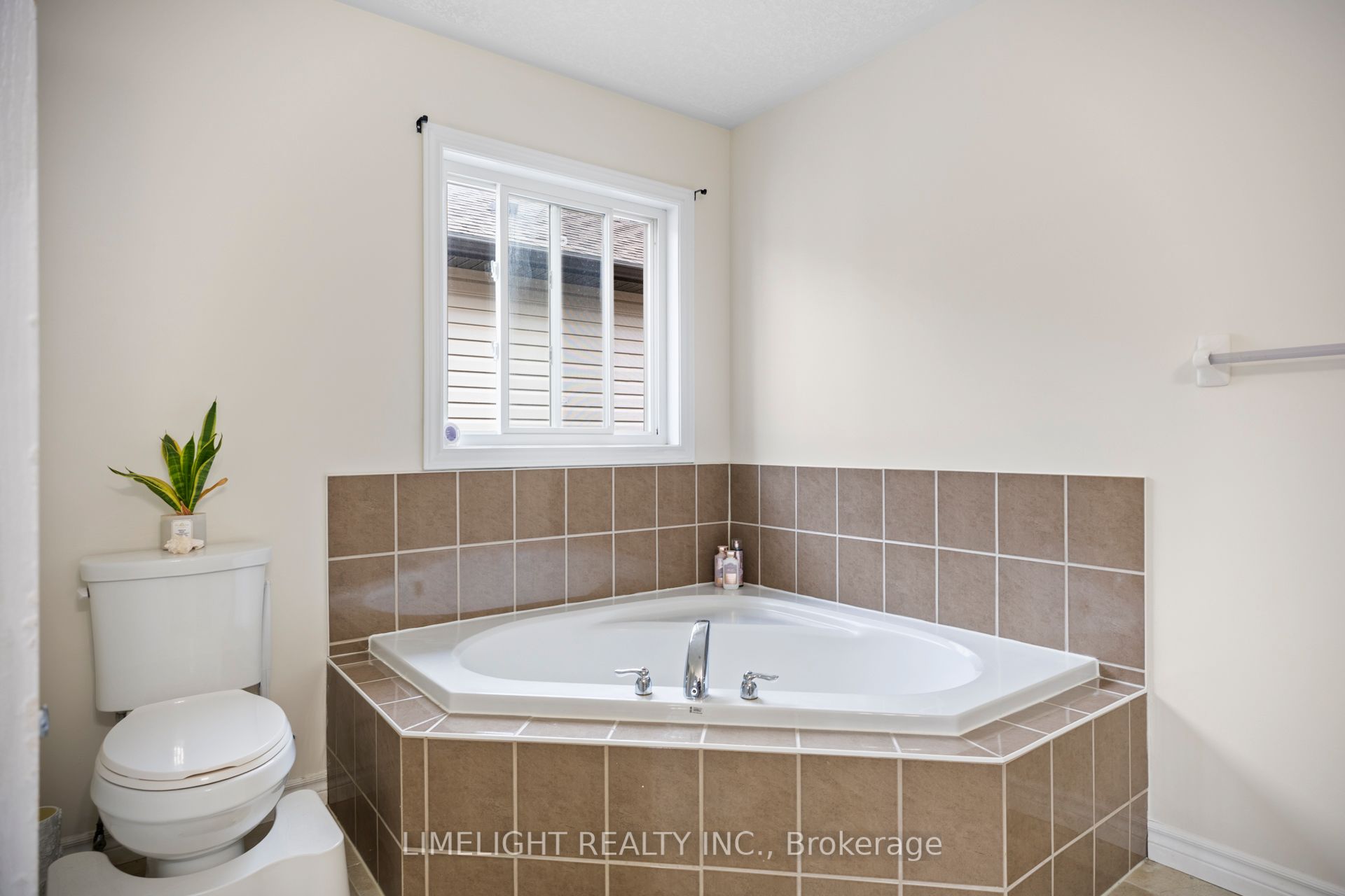 676 Guiness Way Property Photo 19