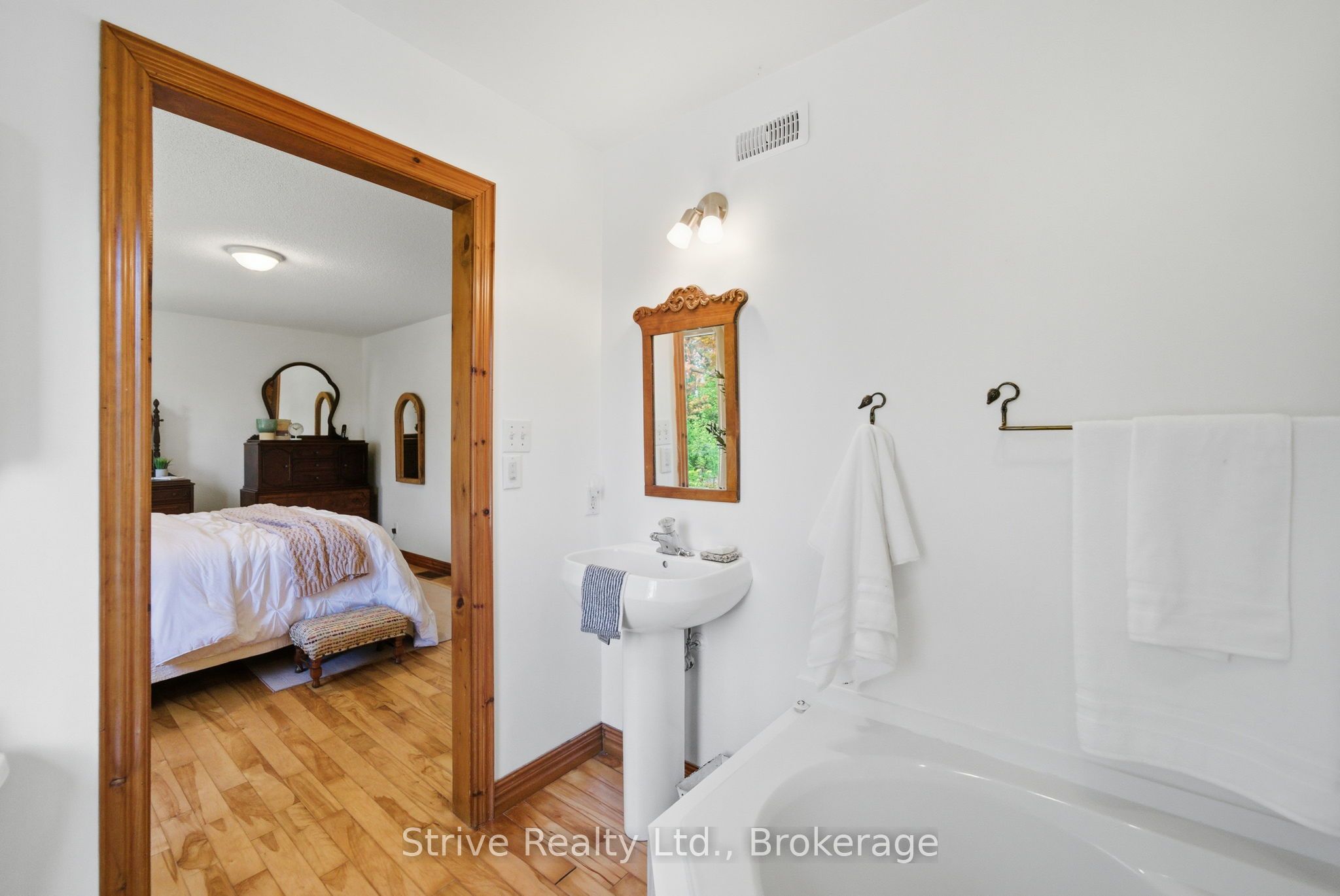 996 Third Line Property Photo 24