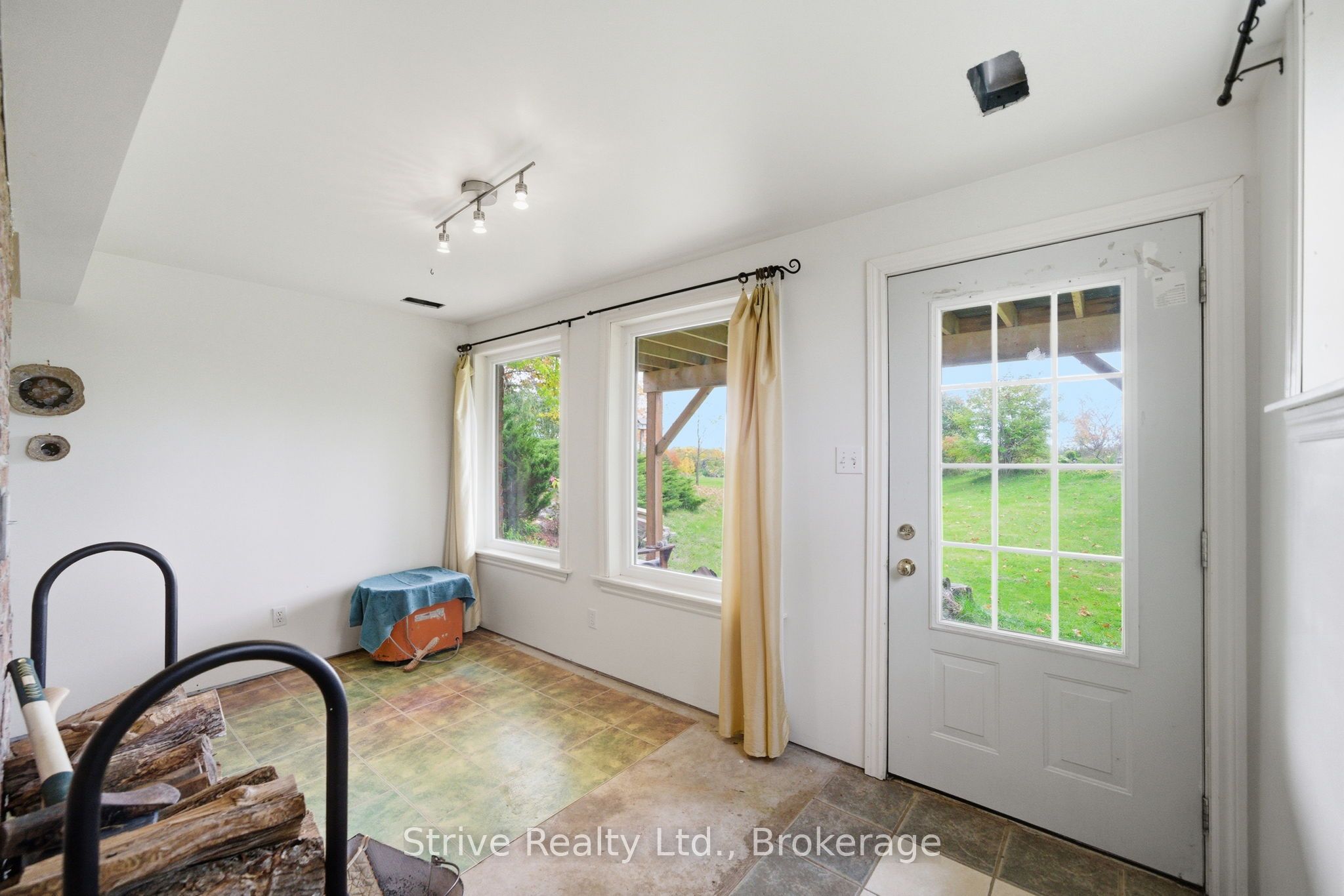 996 Third Line Property Photo 39