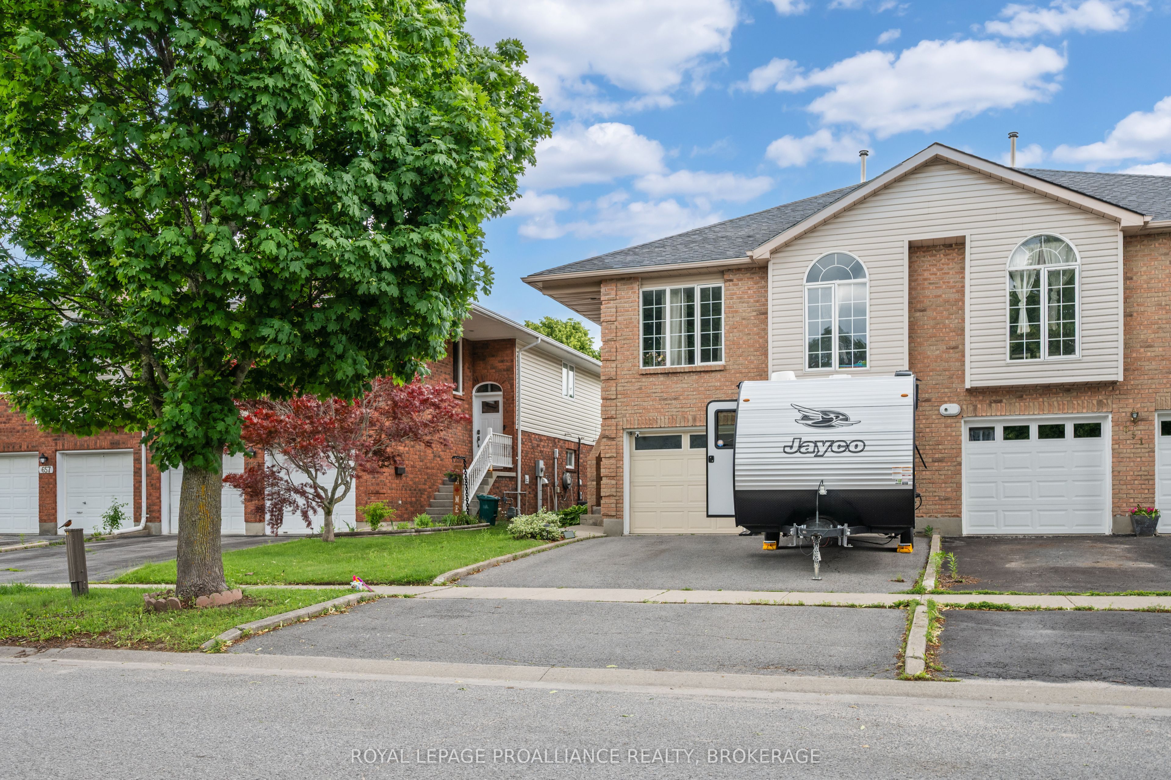 653 Barnsley Crescent Property Photo 4