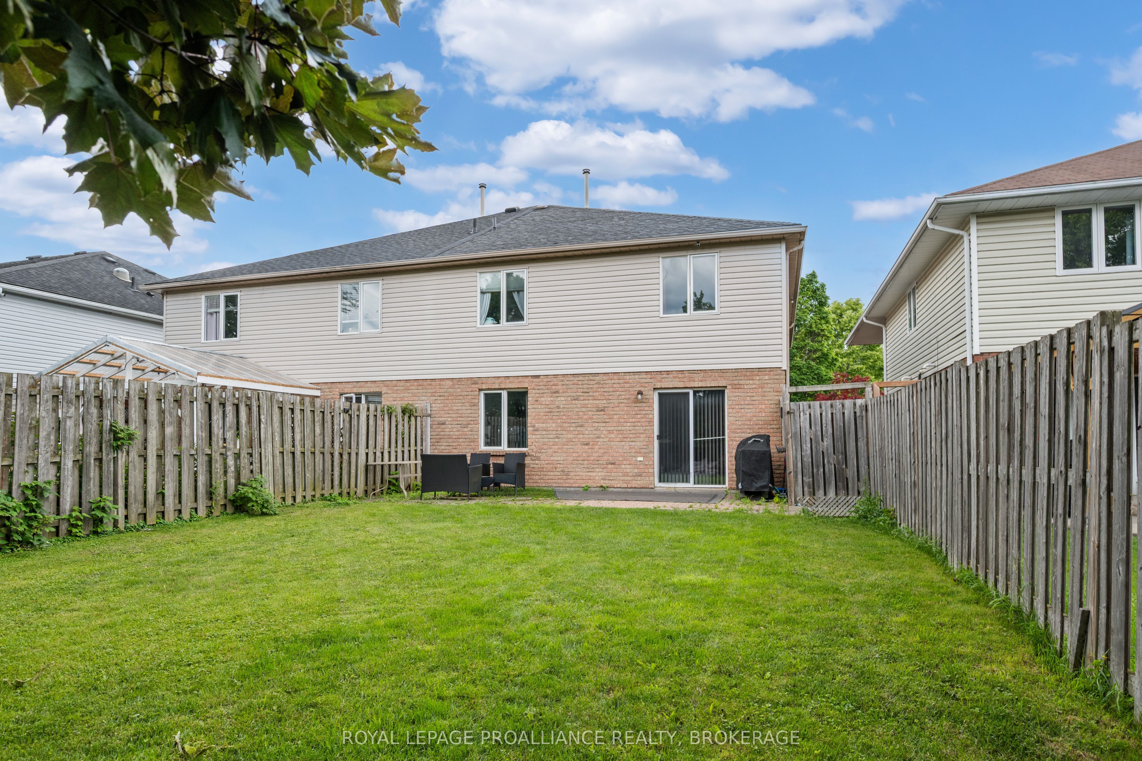 653 Barnsley Crescent Property Photo 6