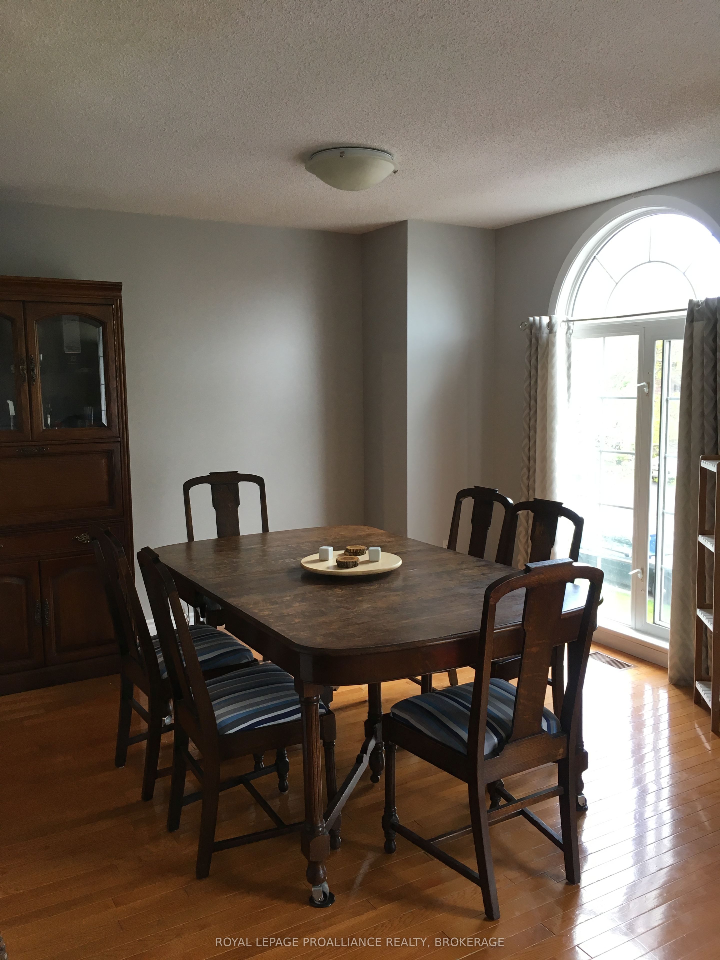 653 Barnsley Crescent Property Photo 19