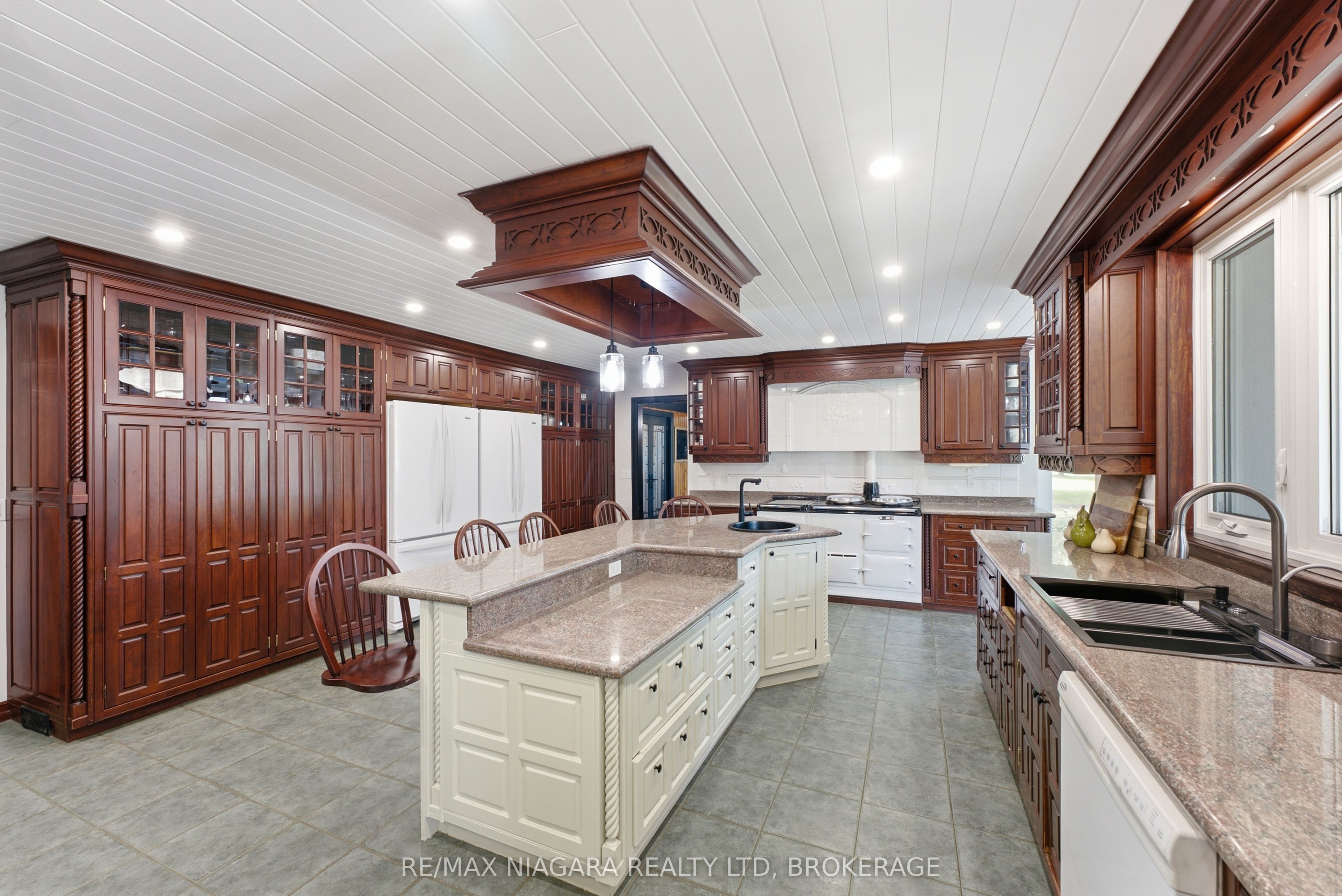 214 Windmill Point Road S Property Photo 16