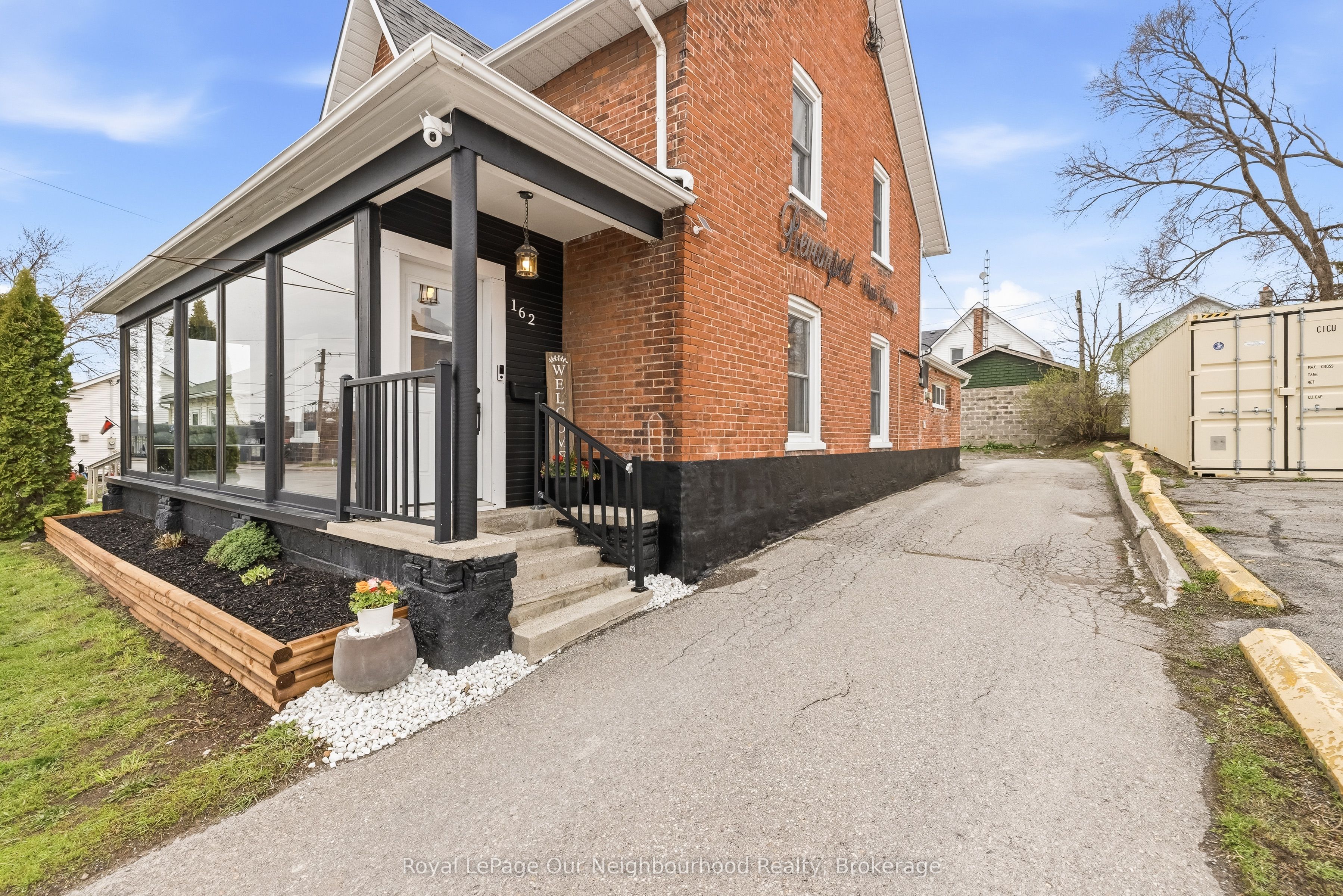 162 Dundas Street E Property Photo 2