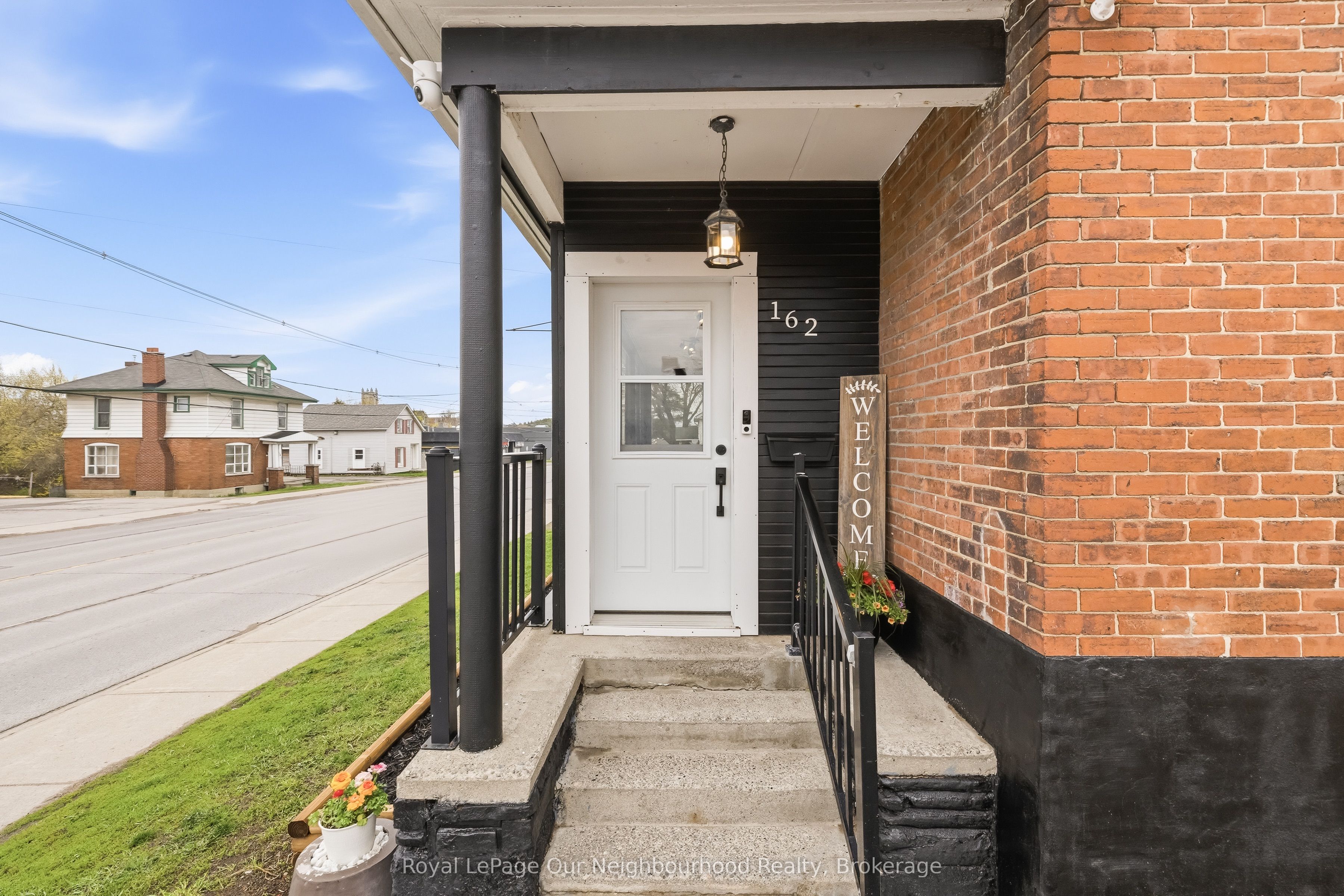 162 Dundas Street E Property Photo 3