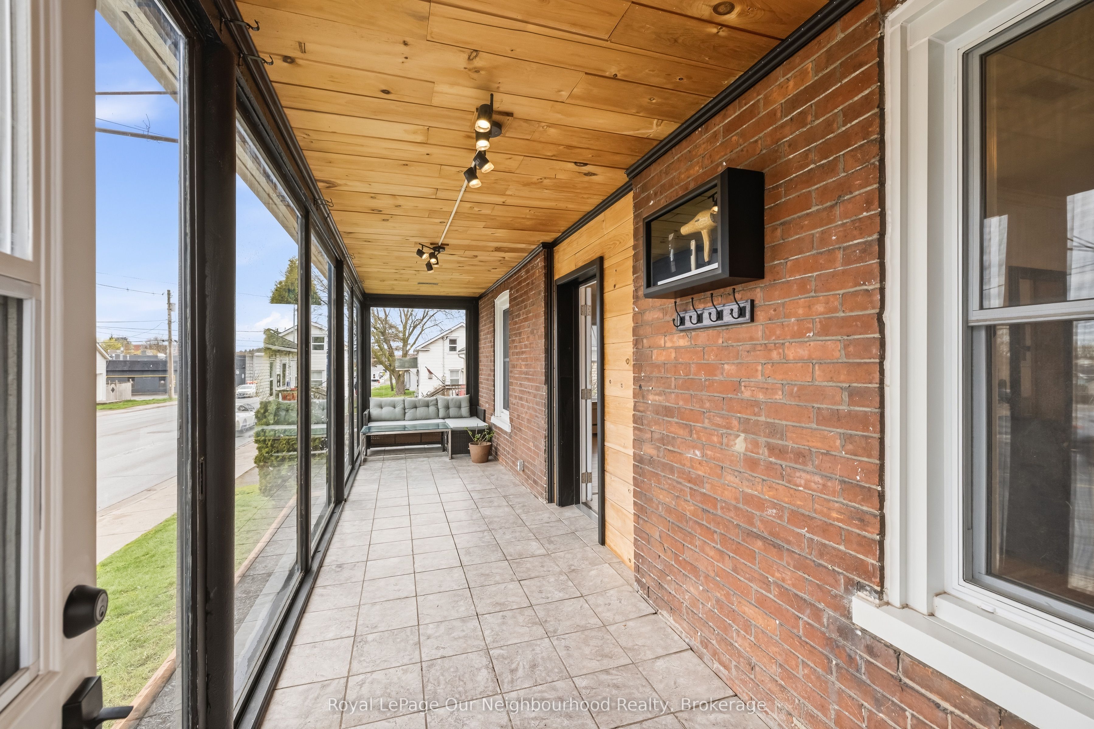162 Dundas Street E Property Photo 4