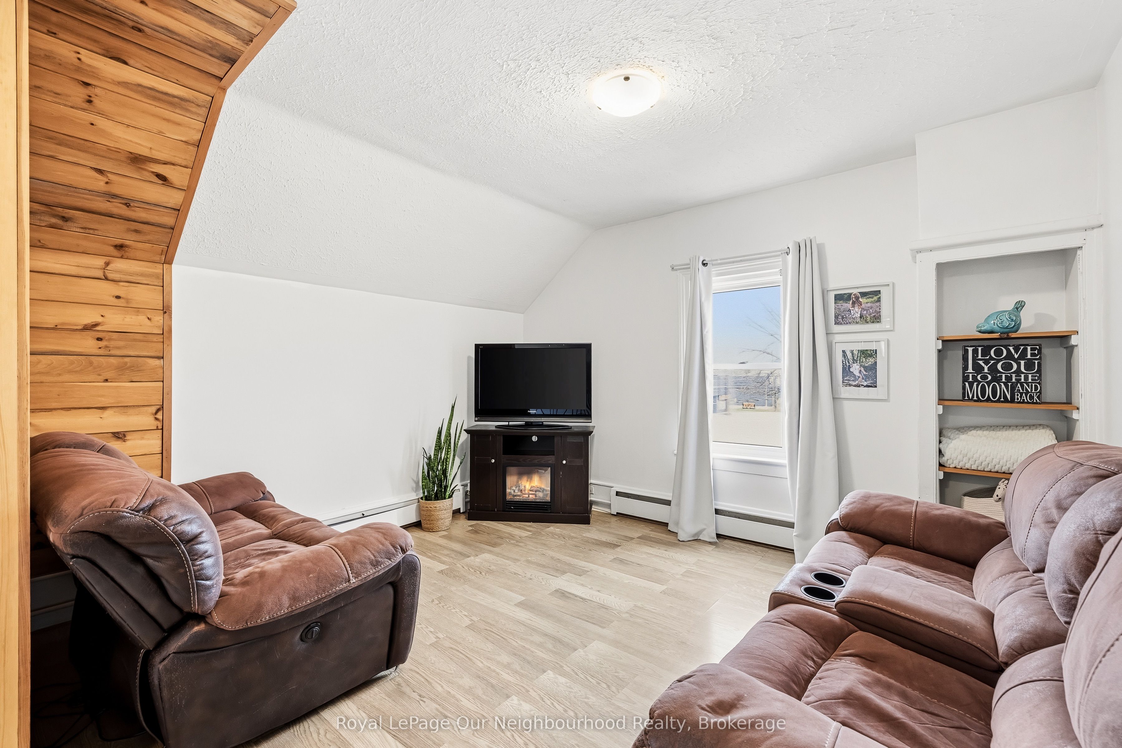 162 Dundas Street E Property Photo 24