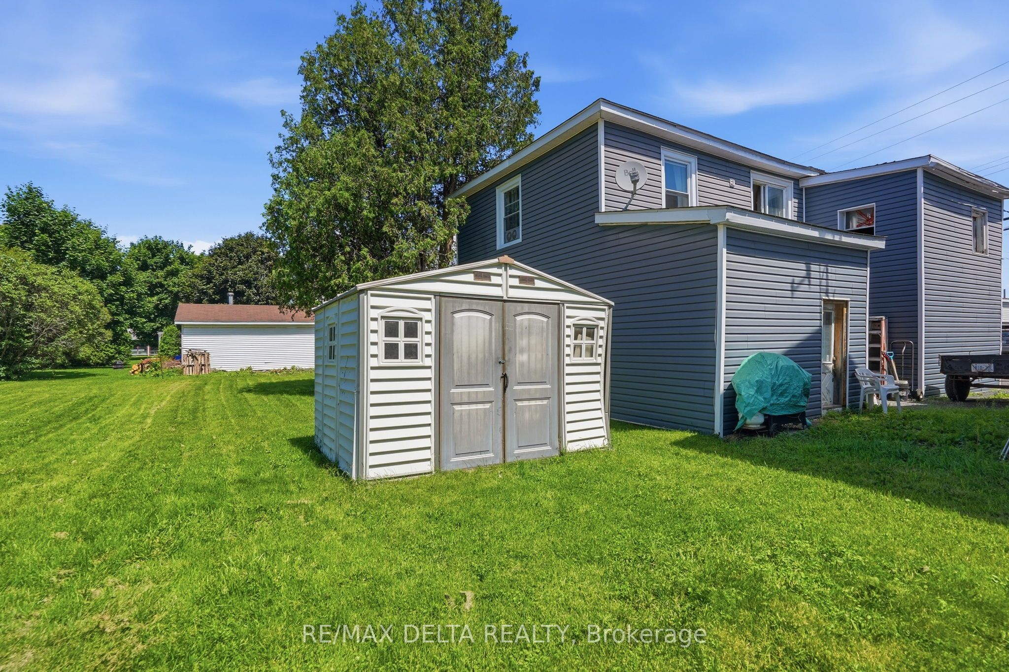 49 Lochiel Street E Property Photo 6