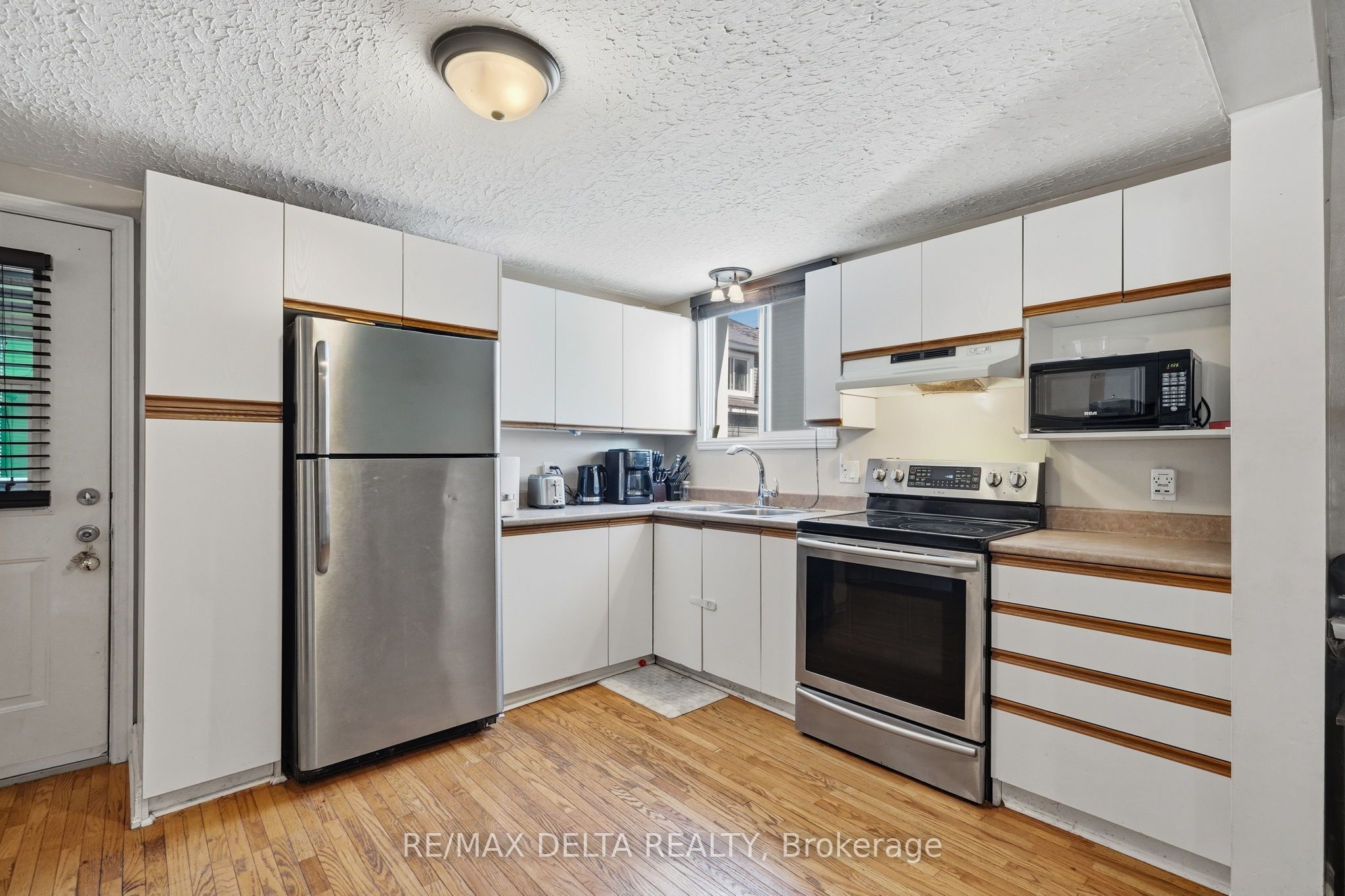 49 Lochiel Street E Property Photo 8
