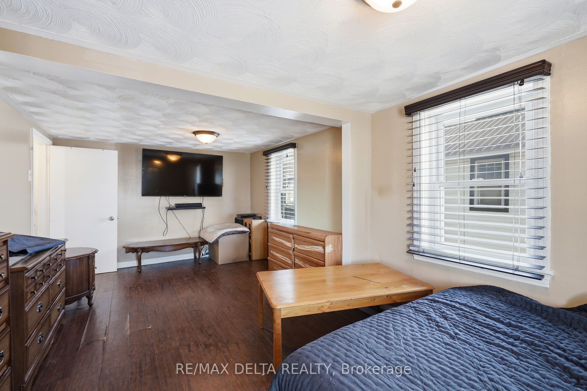 49 Lochiel Street E Property Photo 19
