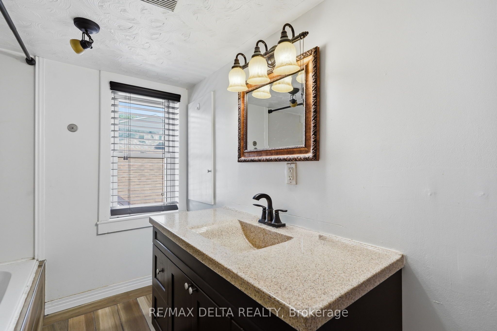 49 Lochiel Street E Property Photo 20