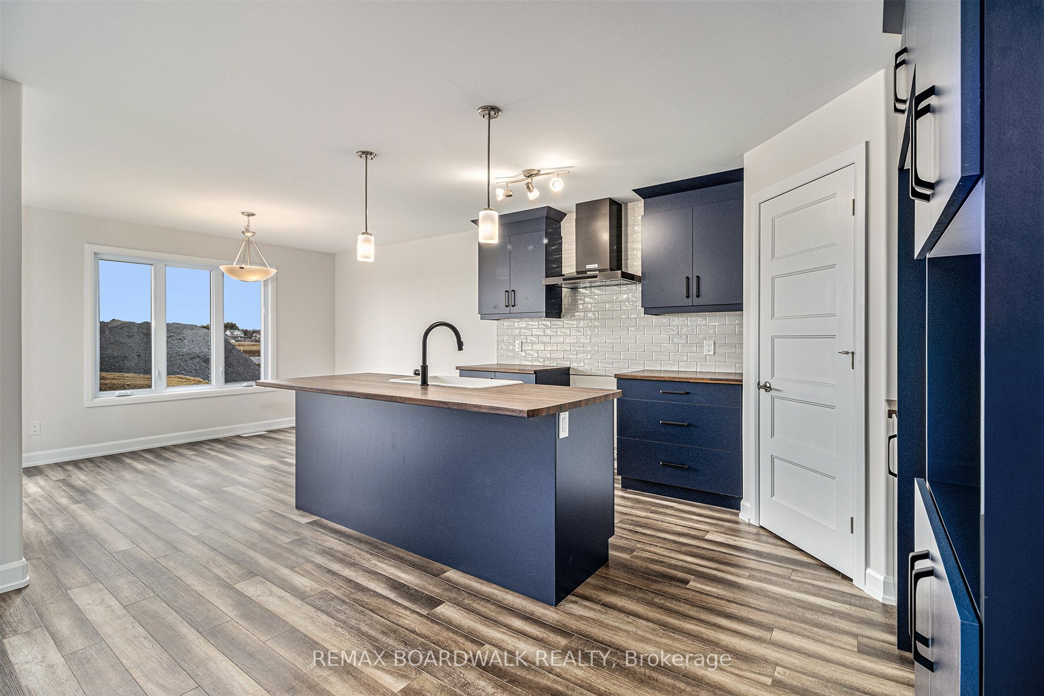 1141 Montblanc Crescent Property Photo 6