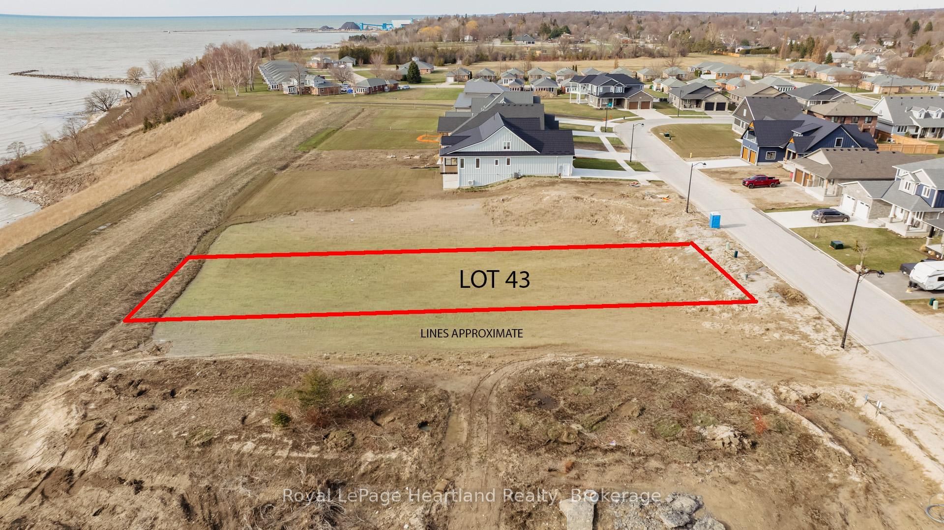 472 Coast Drive Property Photo 3