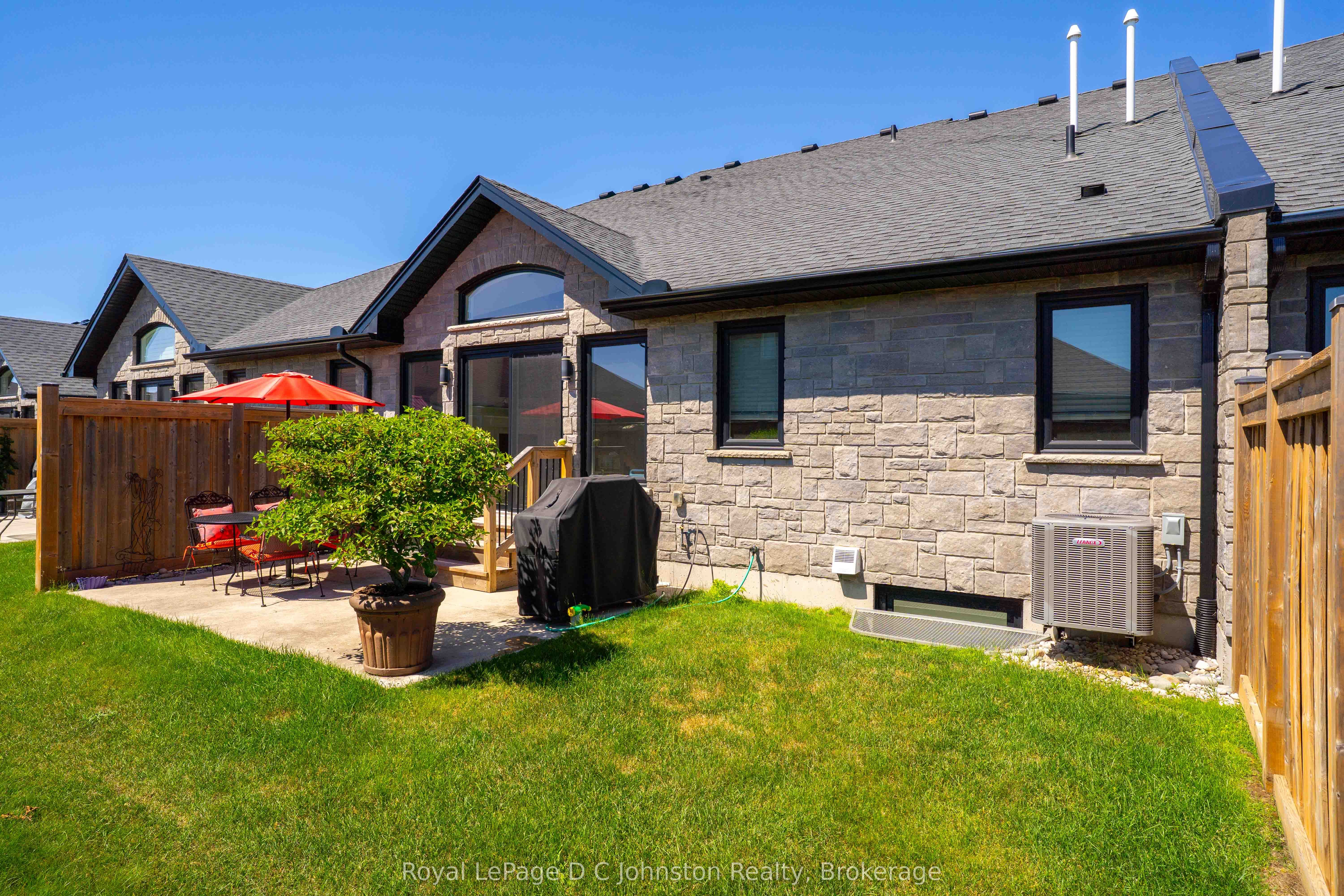 560 Devonshire Road 16 Property Photo 2