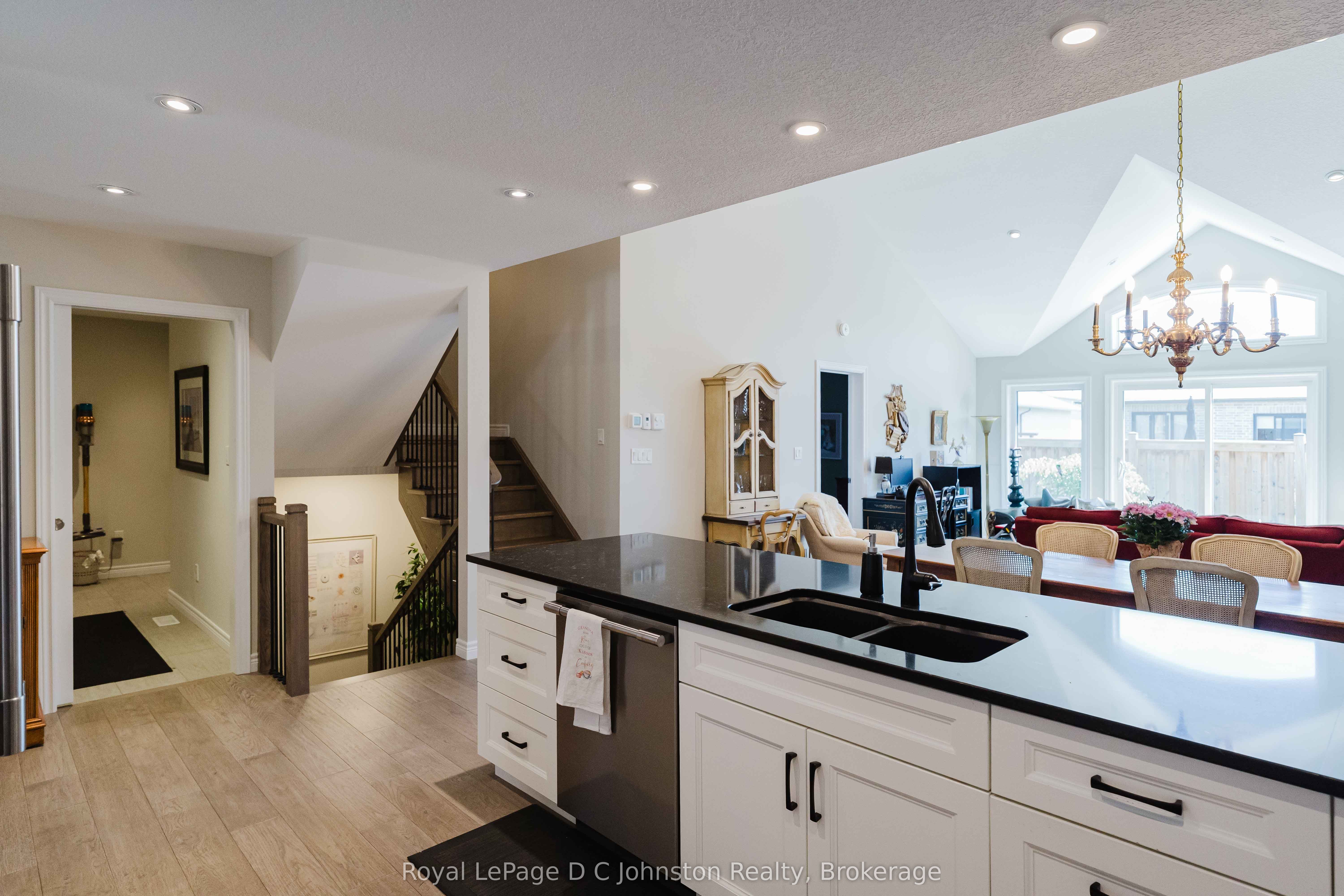 560 Devonshire Road 16 Property Photo 12