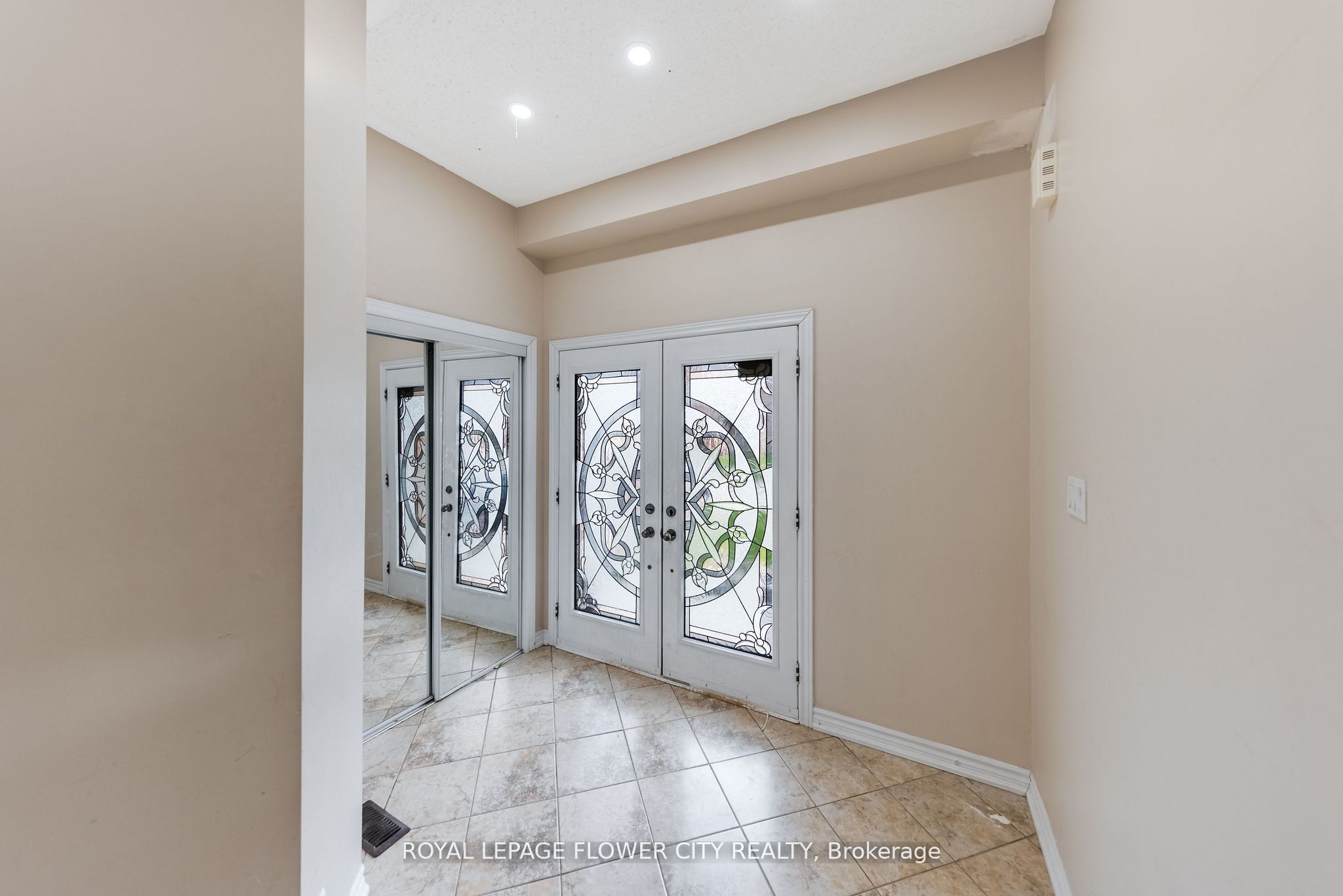 889 O' Reilly Crescent Property Photo 3