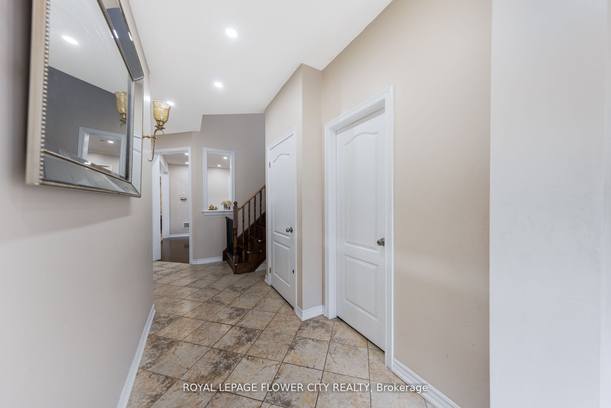 889 O' Reilly Crescent Property Photo 4