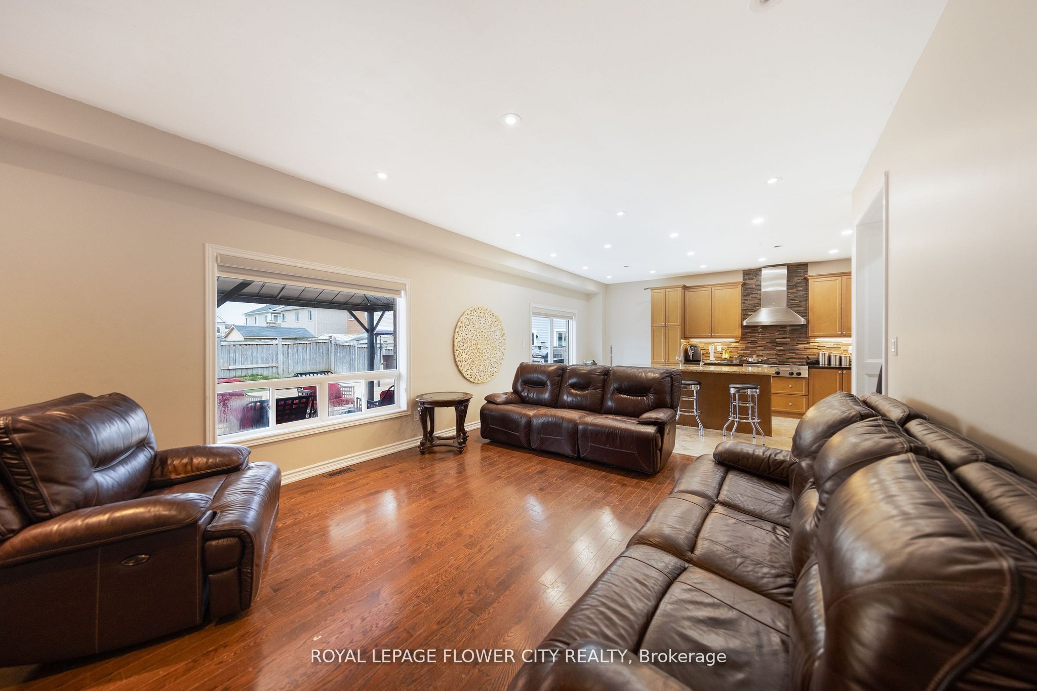 889 O' Reilly Crescent Property Photo 11