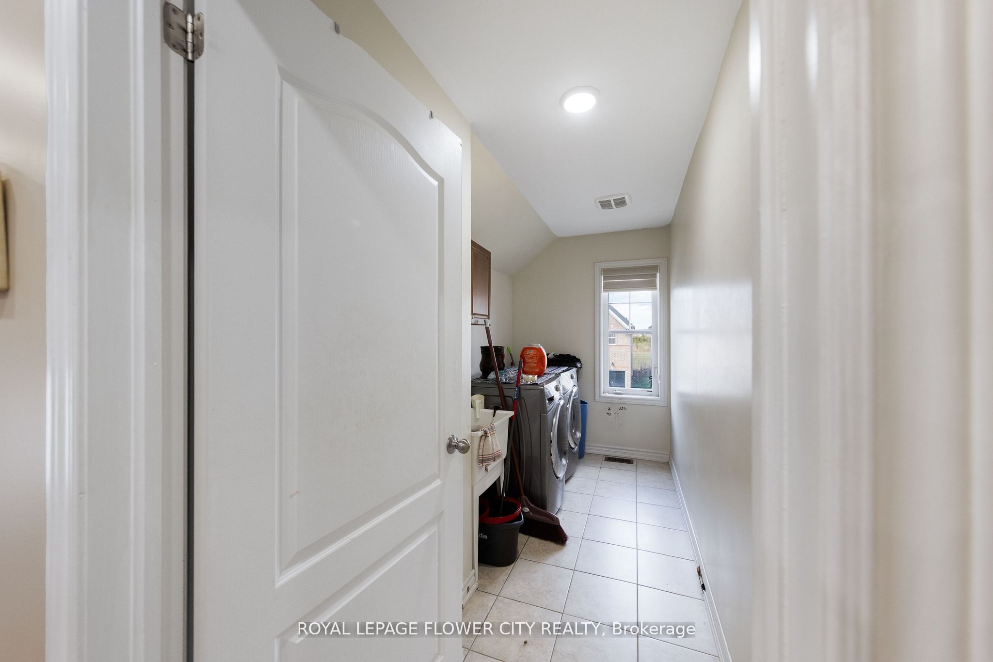 889 O' Reilly Crescent Property Photo 37