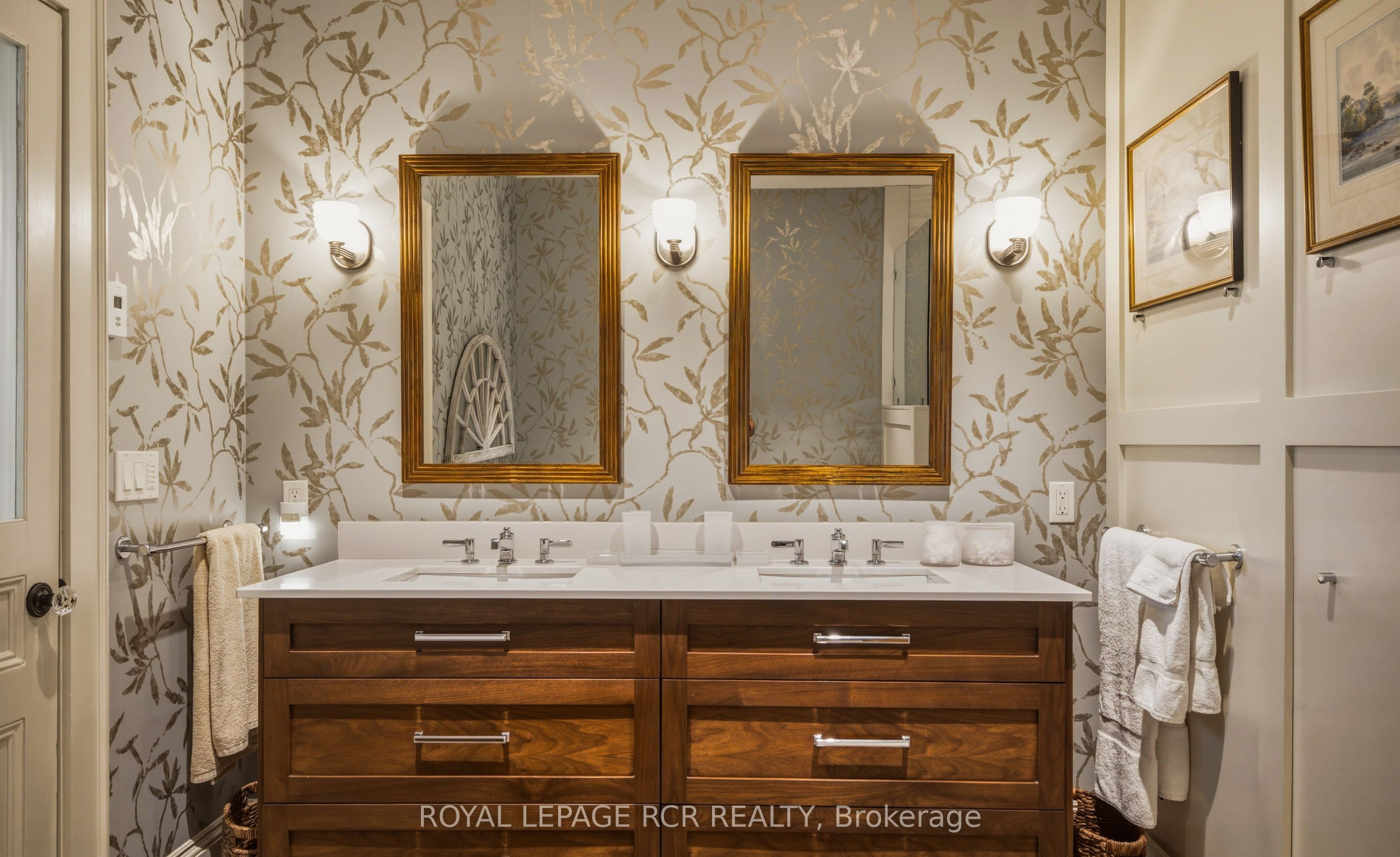 838496 4th Line E Property Photo 22