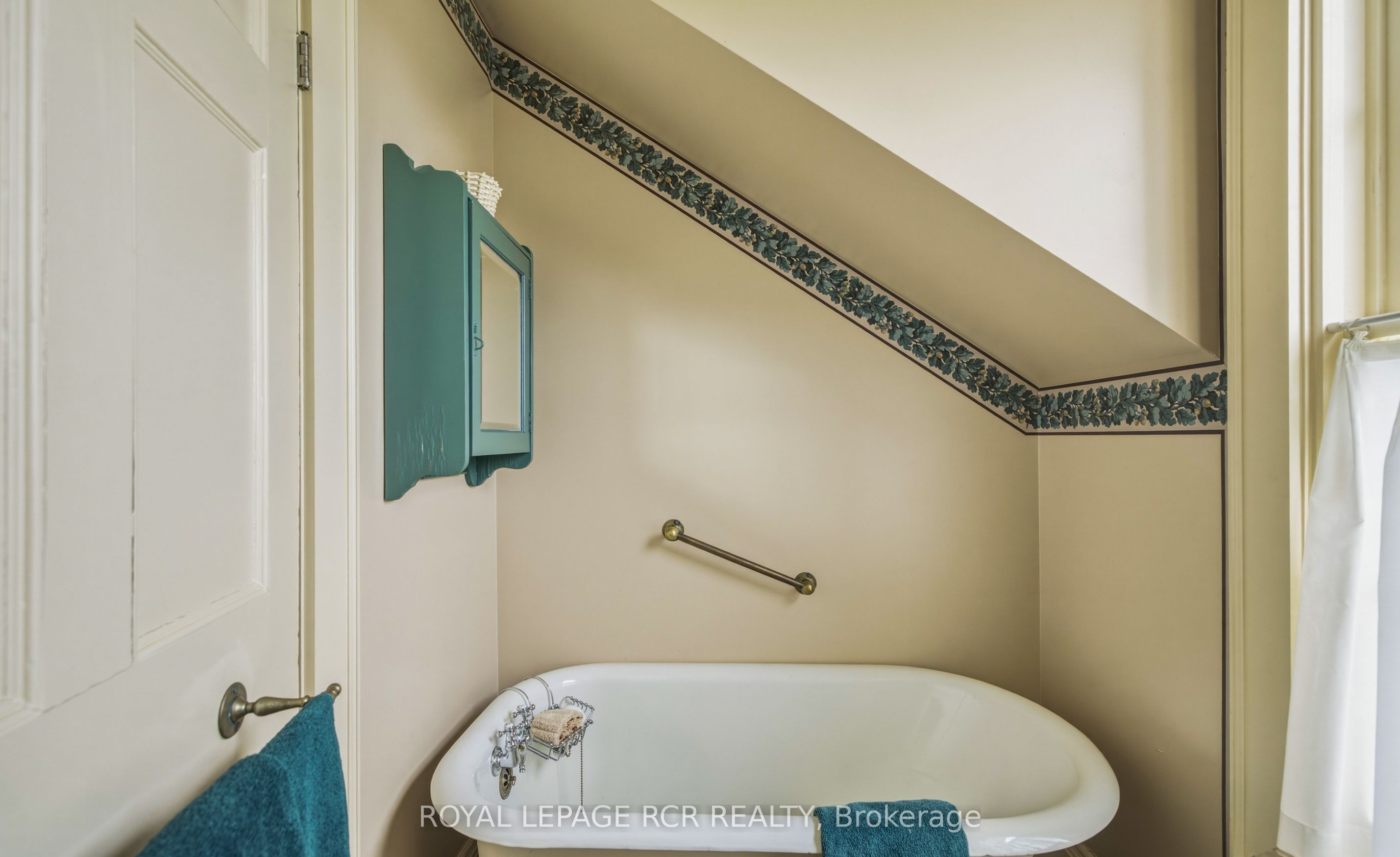 838496 4th Line E Property Photo 25