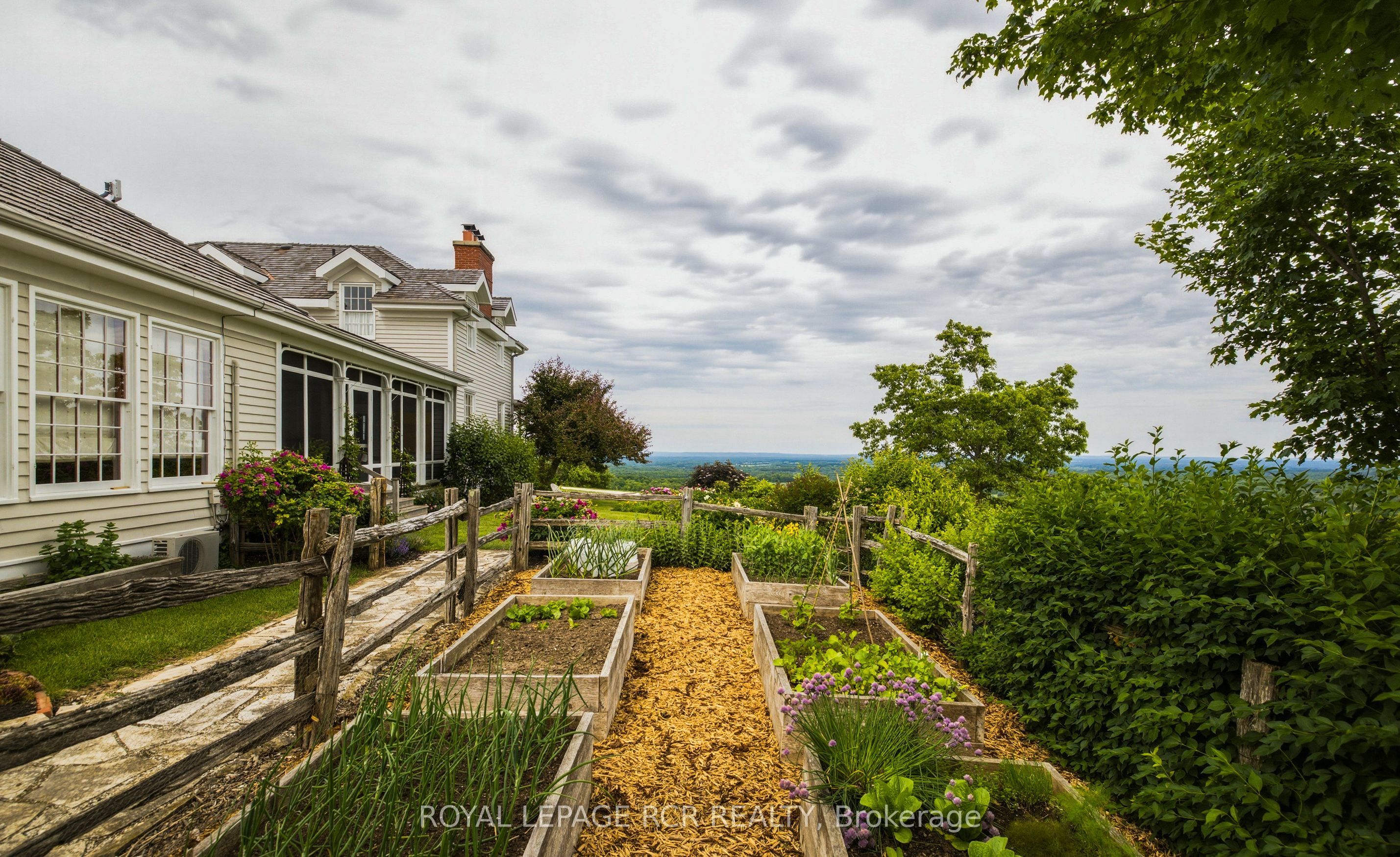 838496 4th Line E Property Photo 35