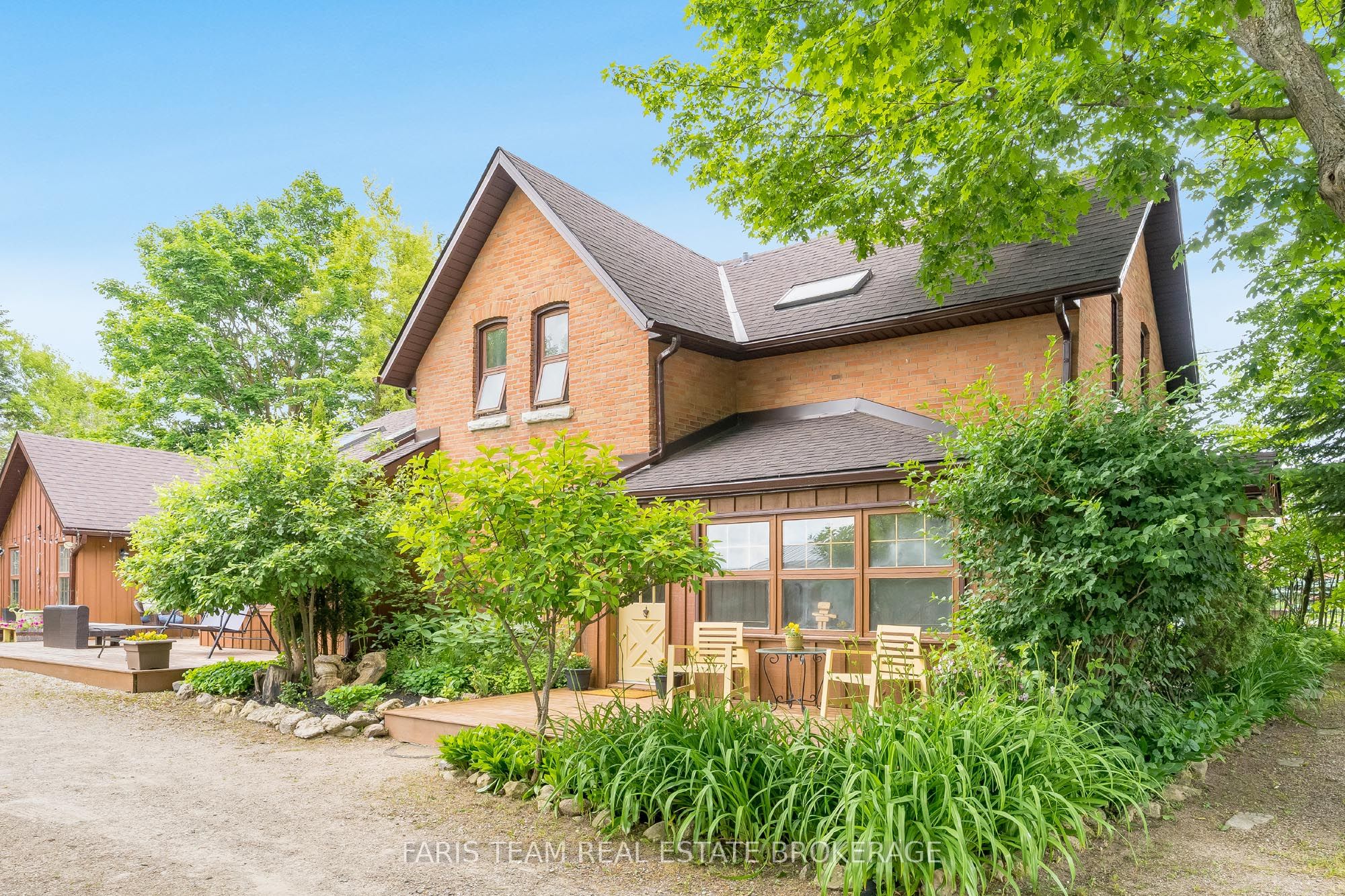 598296 Second Line W Property Photo 2