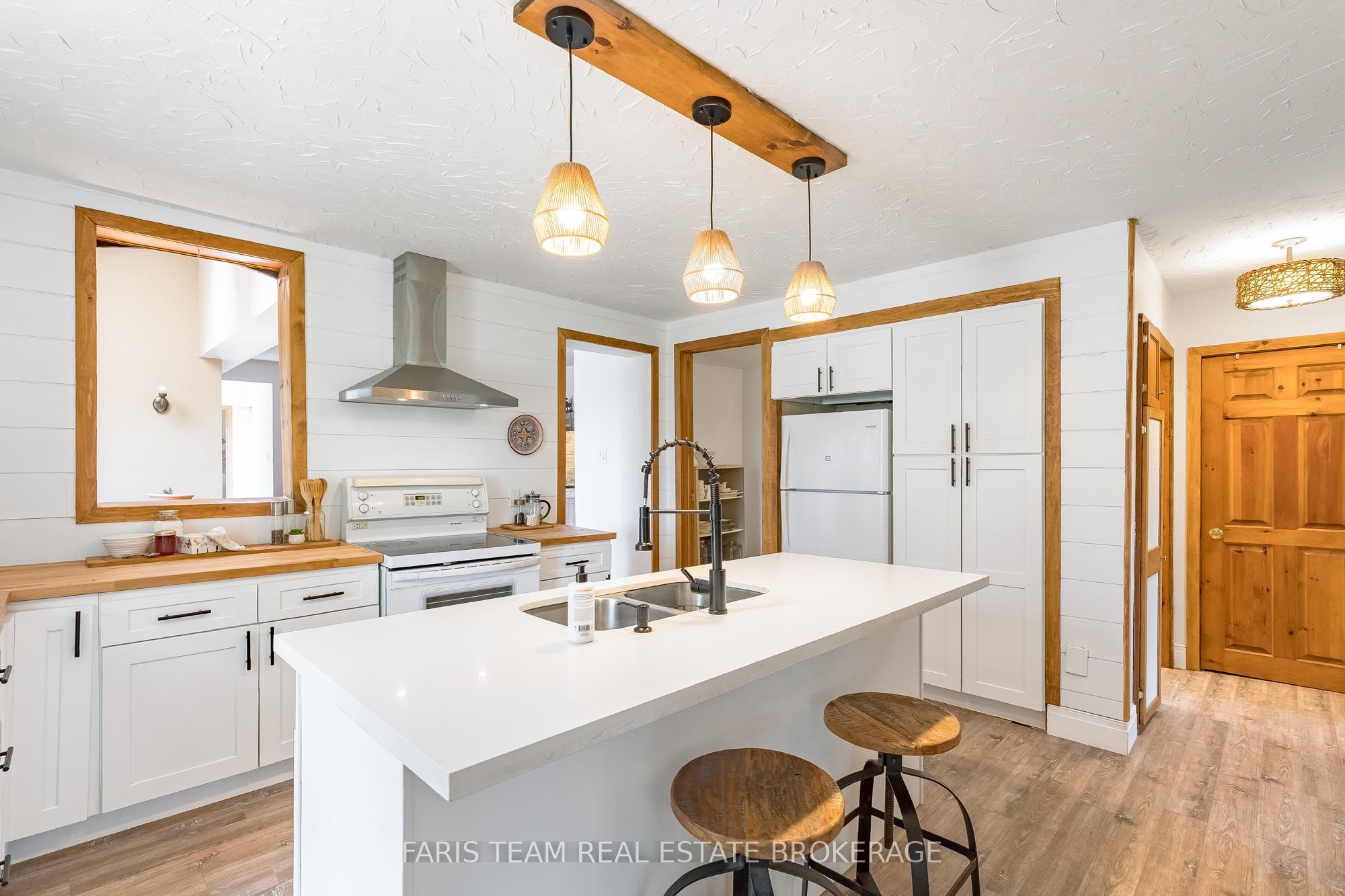 598296 Second Line W Property Photo 4