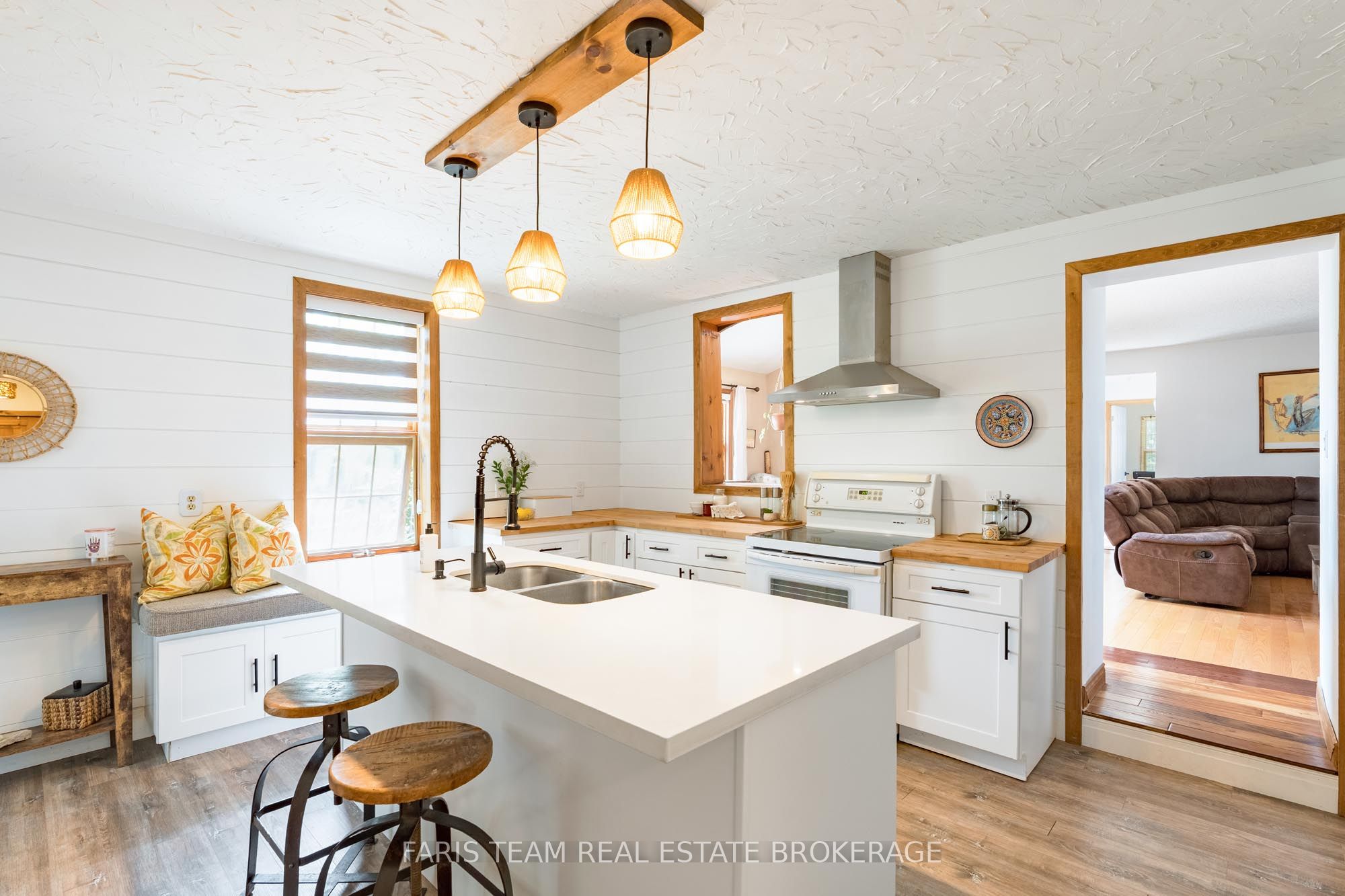 598296 Second Line W Property Photo 5