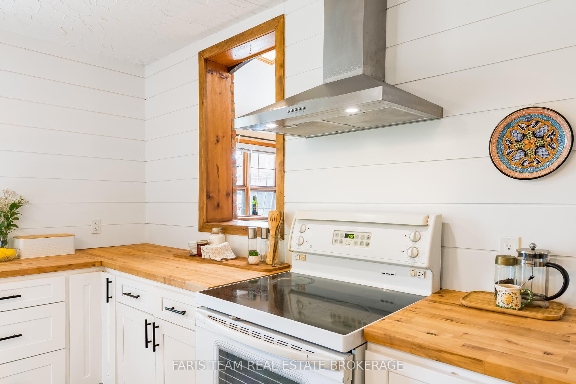 598296 Second Line W Property Photo 7