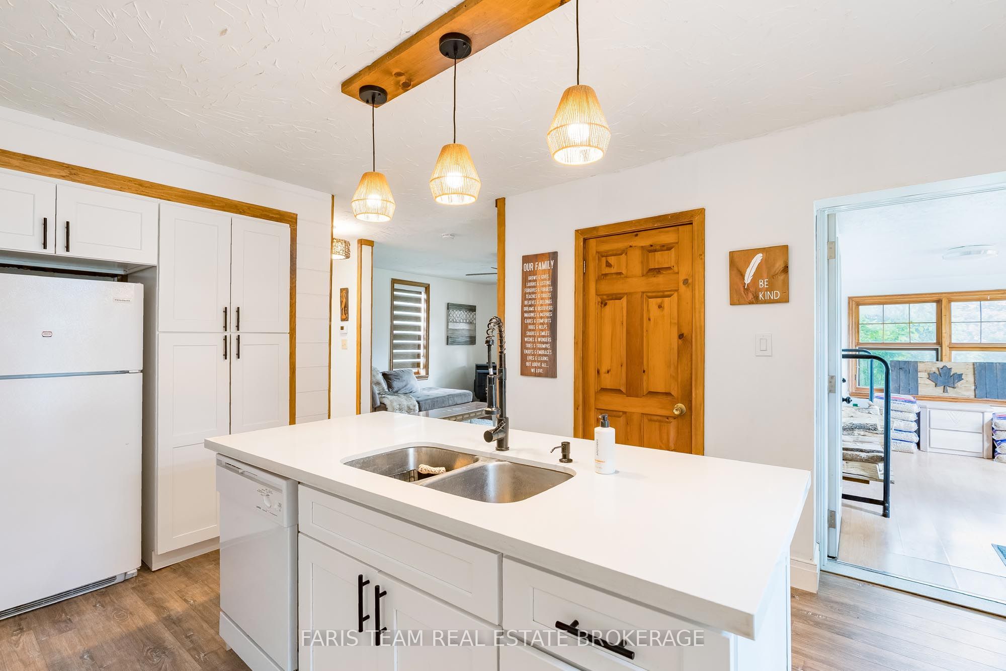 598296 Second Line W Property Photo 8