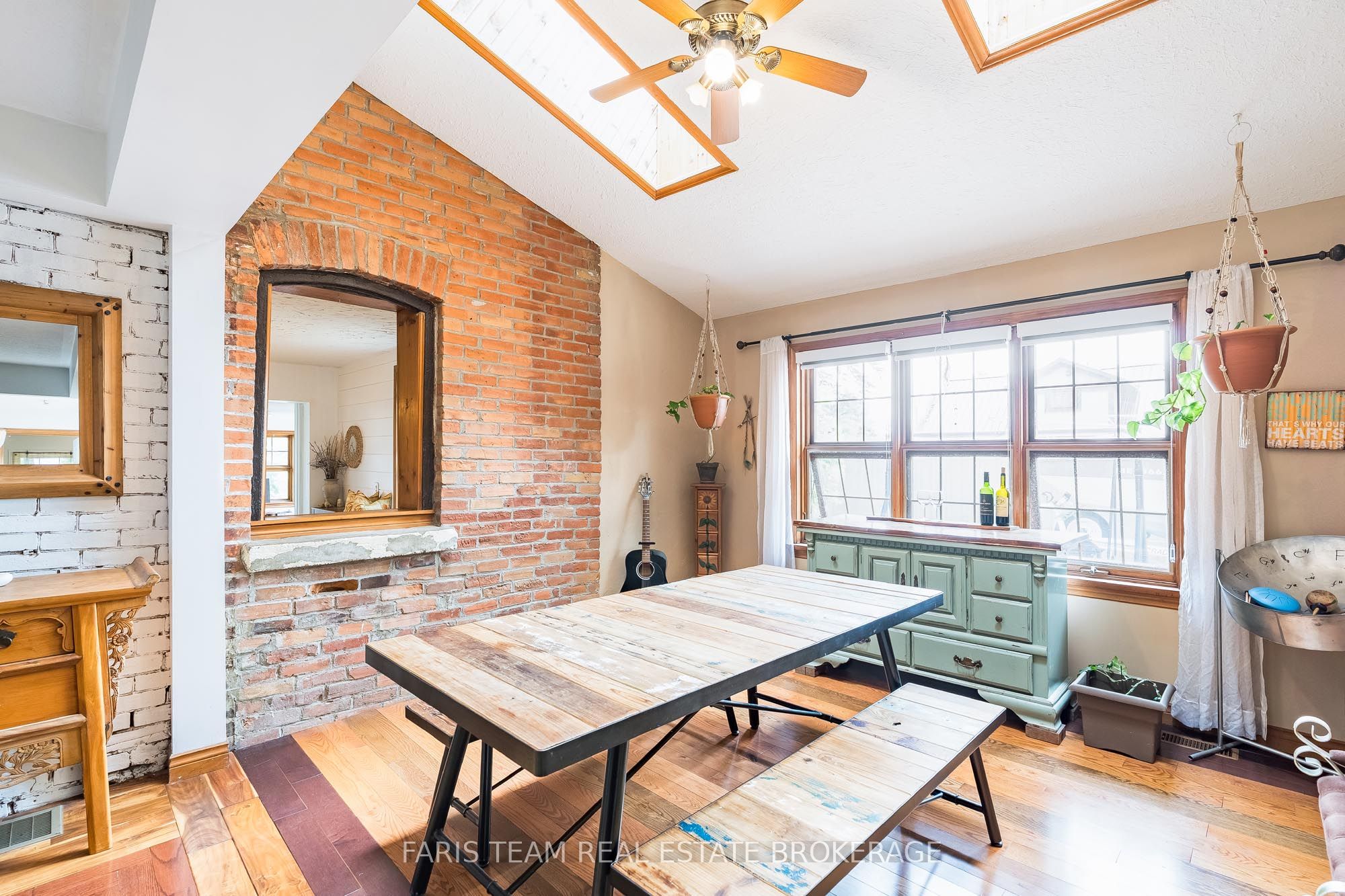 598296 Second Line W Property Photo 10