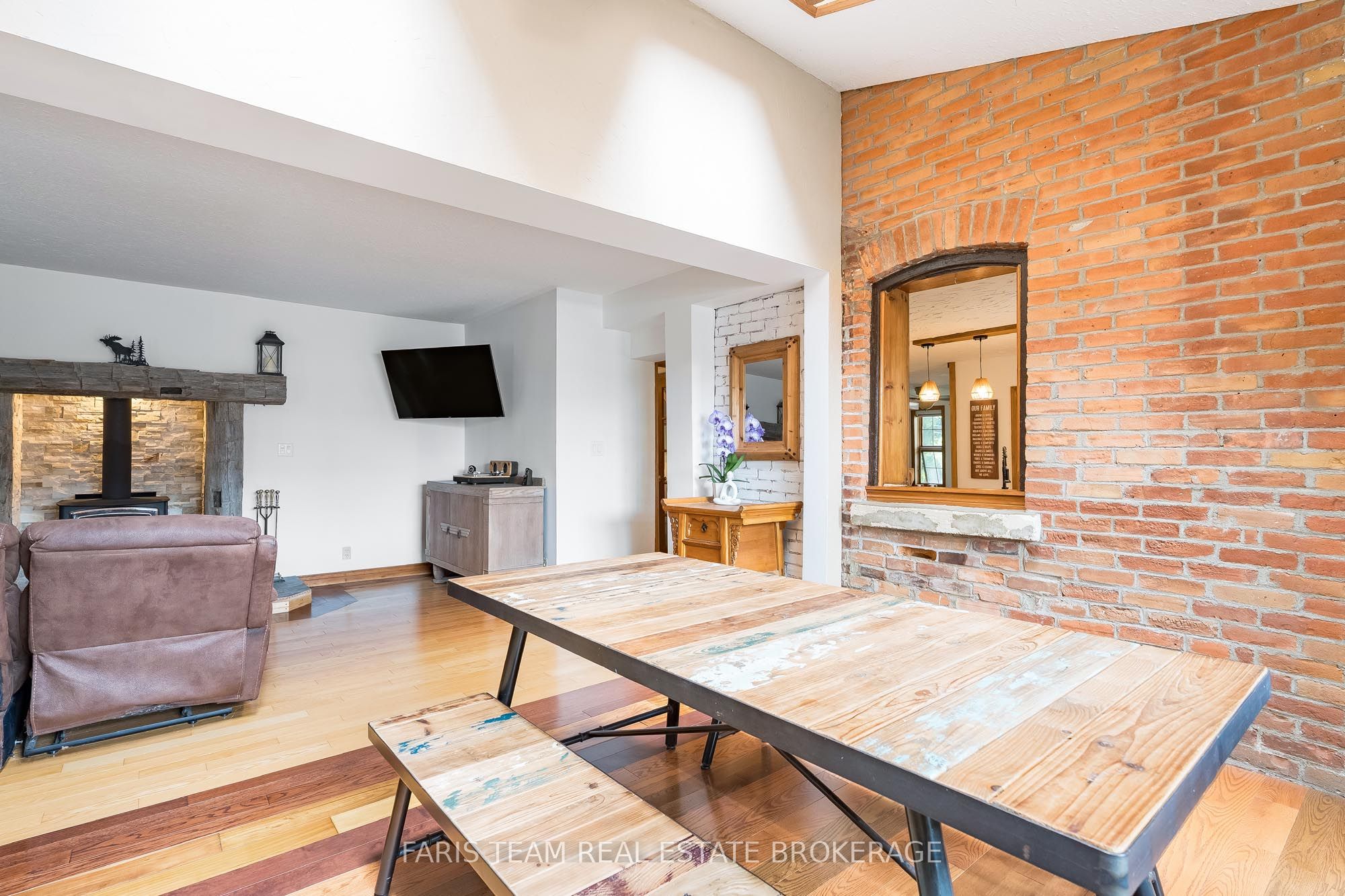 598296 Second Line W Property Photo 11