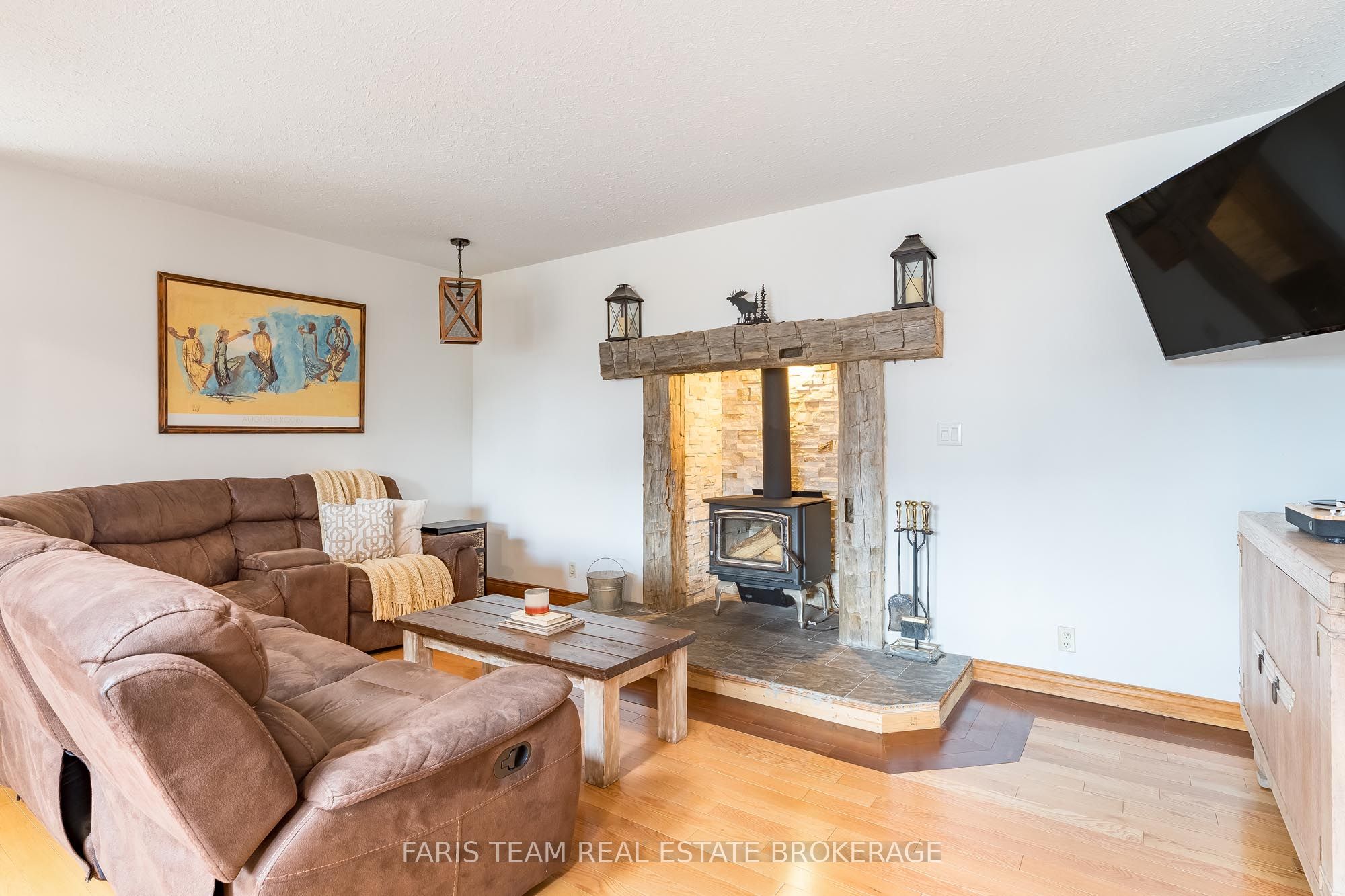 598296 Second Line W Property Photo 15