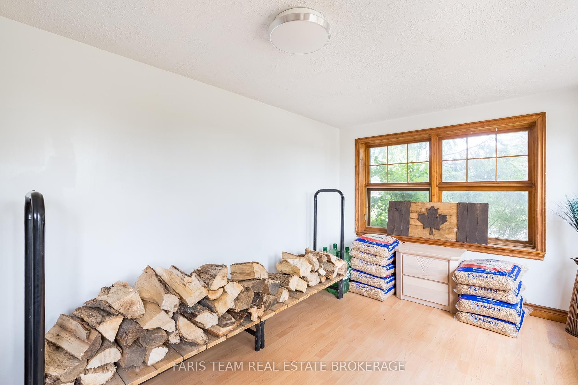 598296 Second Line W Property Photo 18