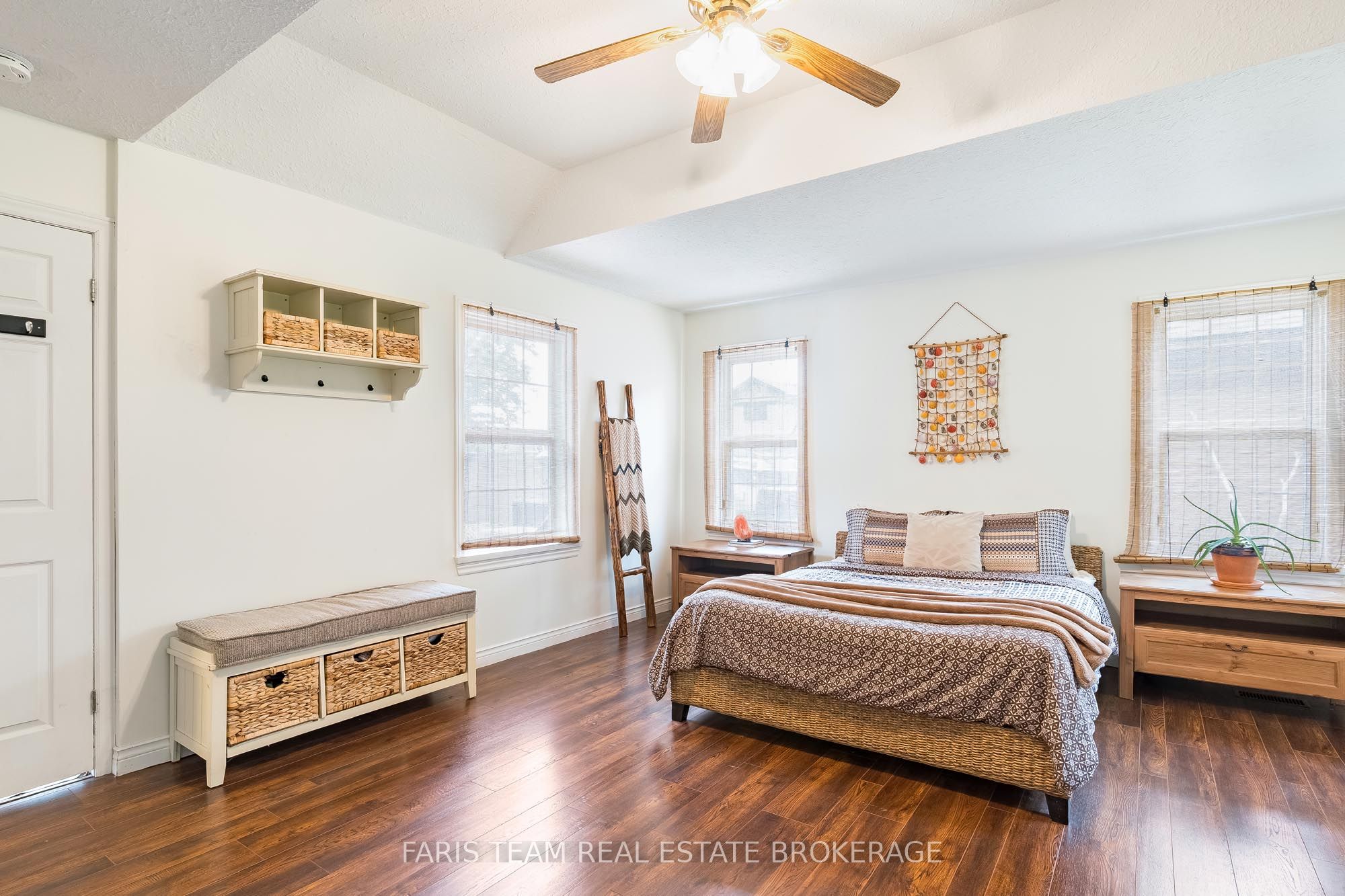 598296 Second Line W Property Photo 21