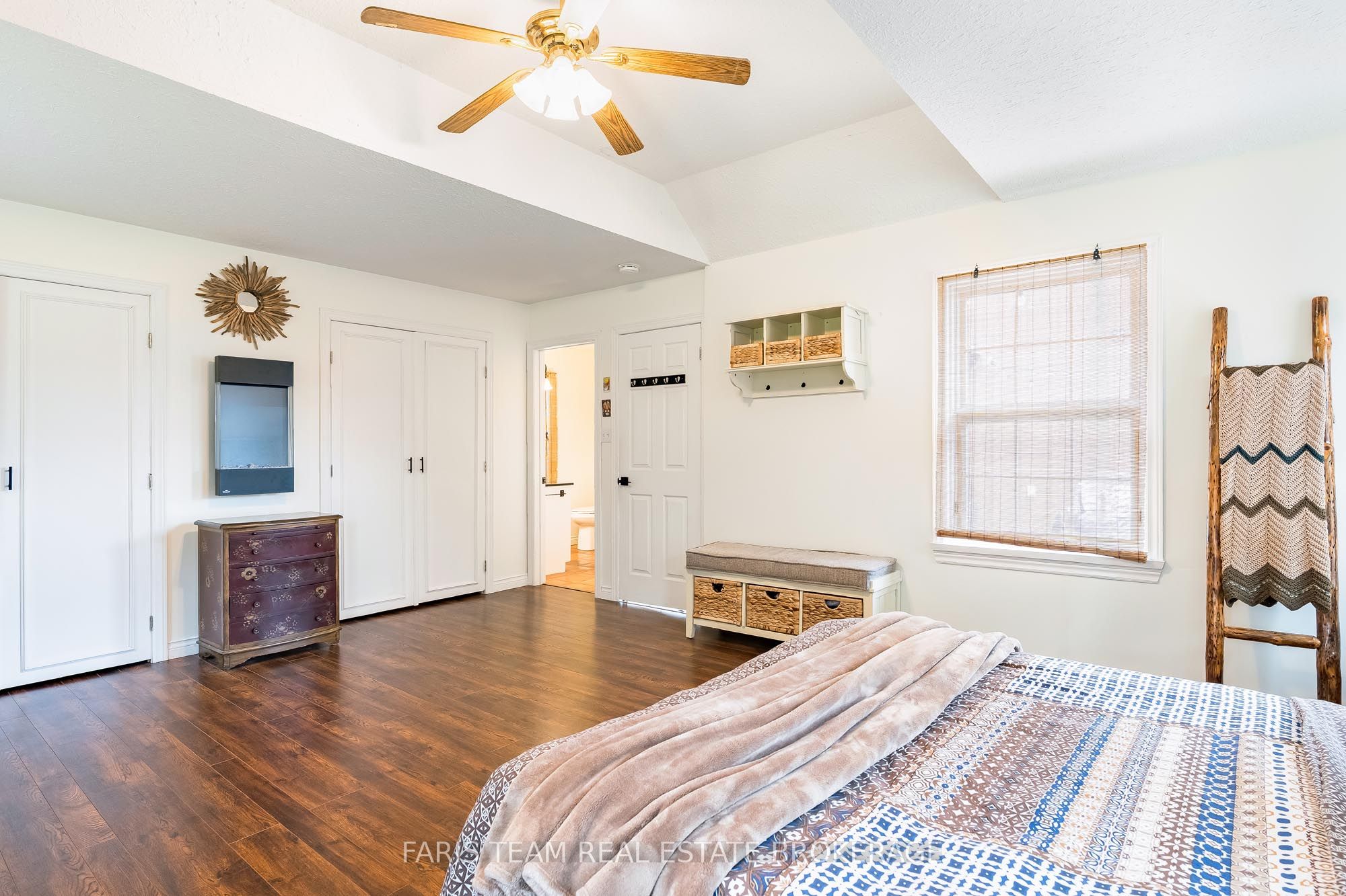 598296 Second Line W Property Photo 22