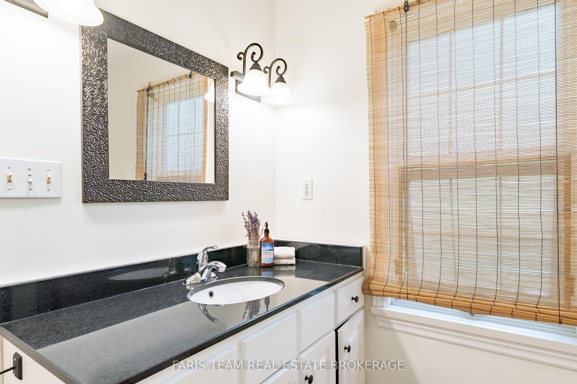 598296 Second Line W Property Photo 24