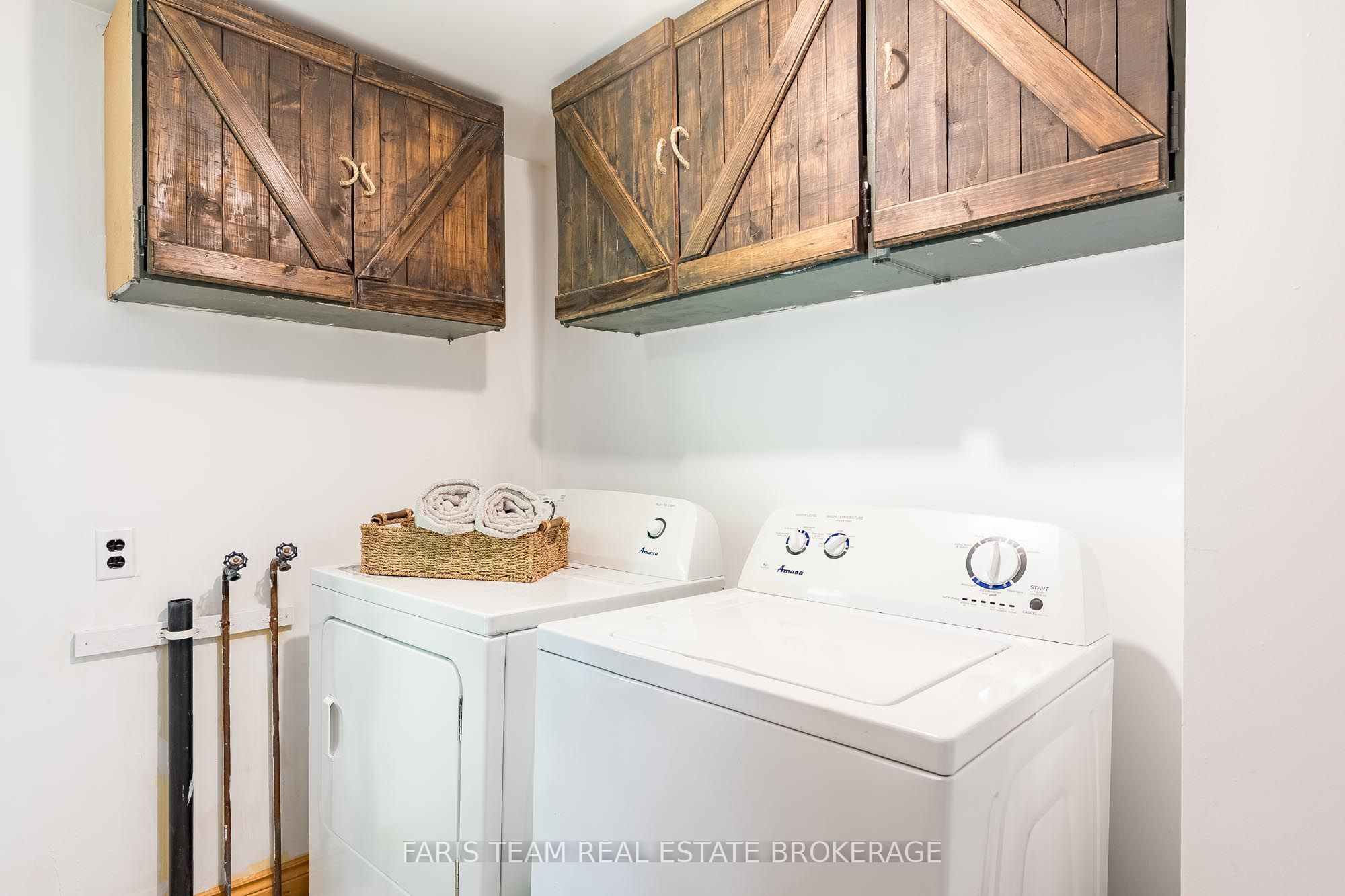 598296 Second Line W Property Photo 25
