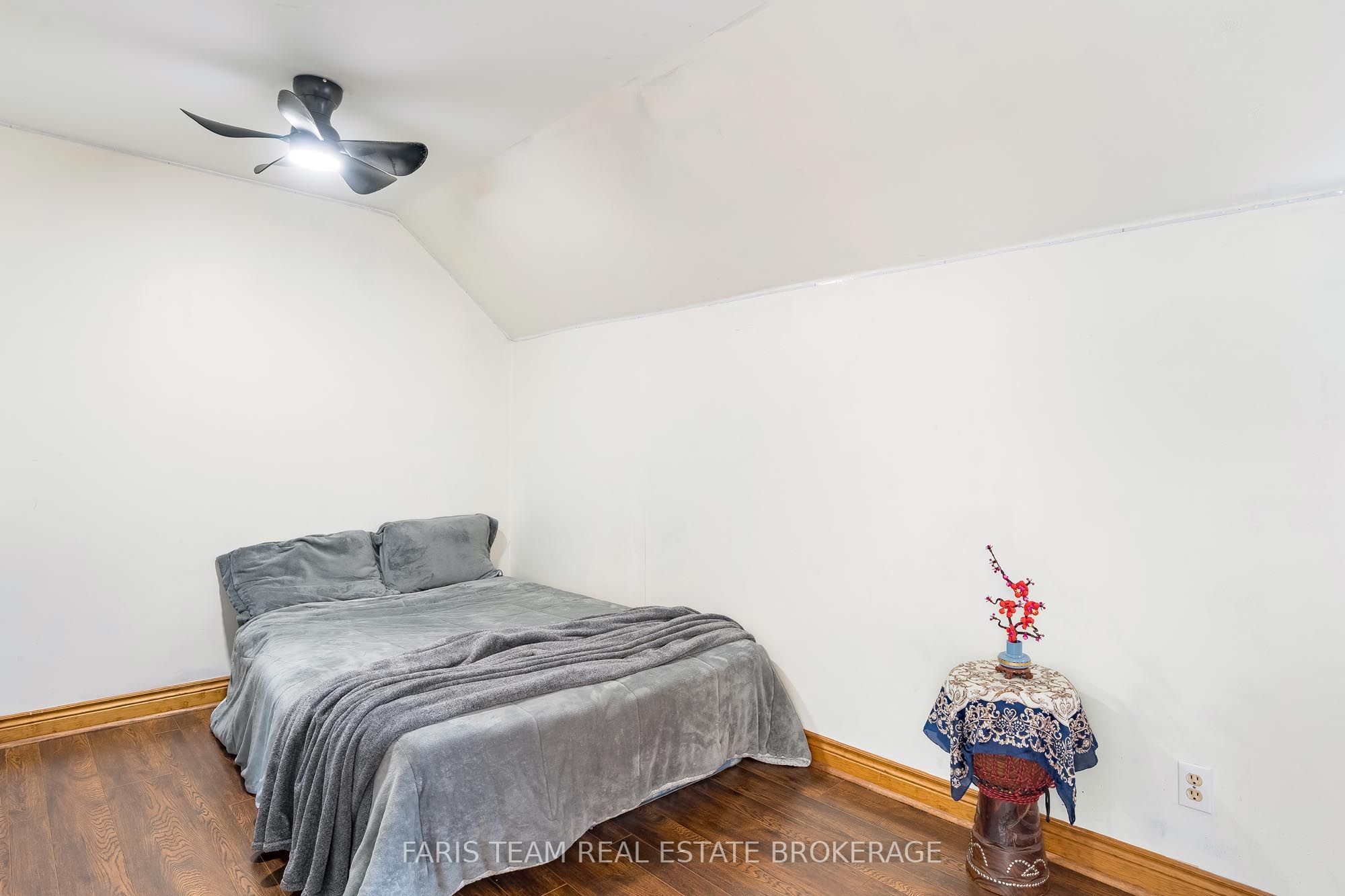 598296 Second Line W Property Photo 26