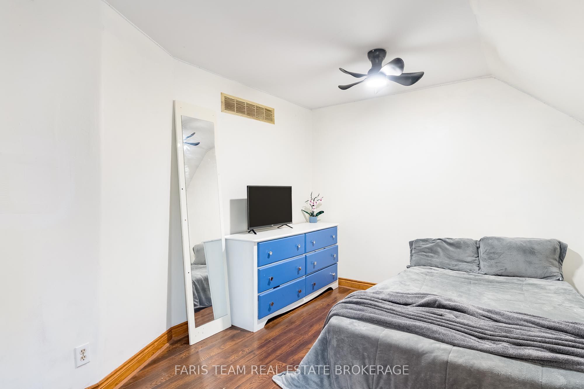 598296 Second Line W Property Photo 27