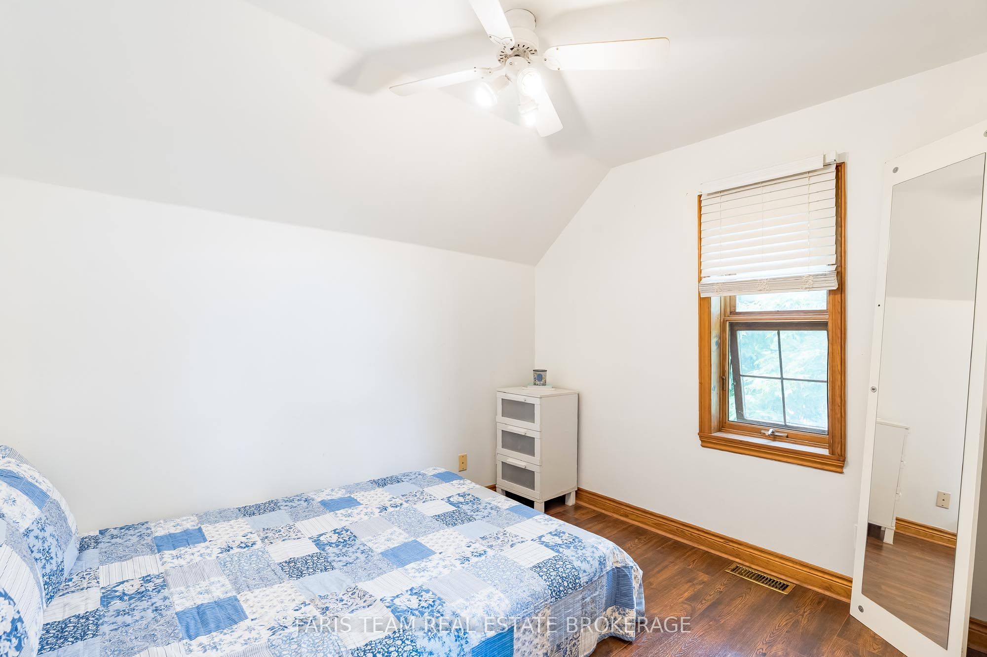598296 Second Line W Property Photo 30