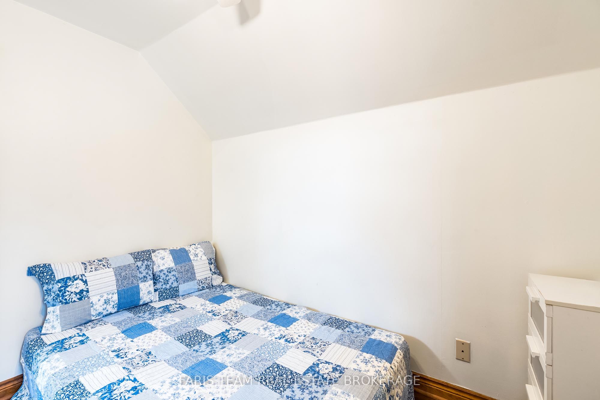 598296 Second Line W Property Photo 31