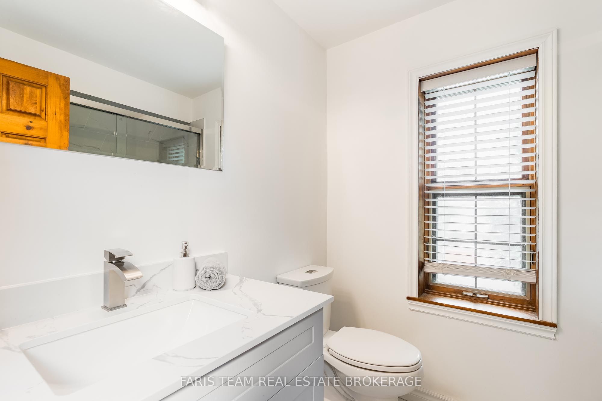 598296 Second Line W Property Photo 32